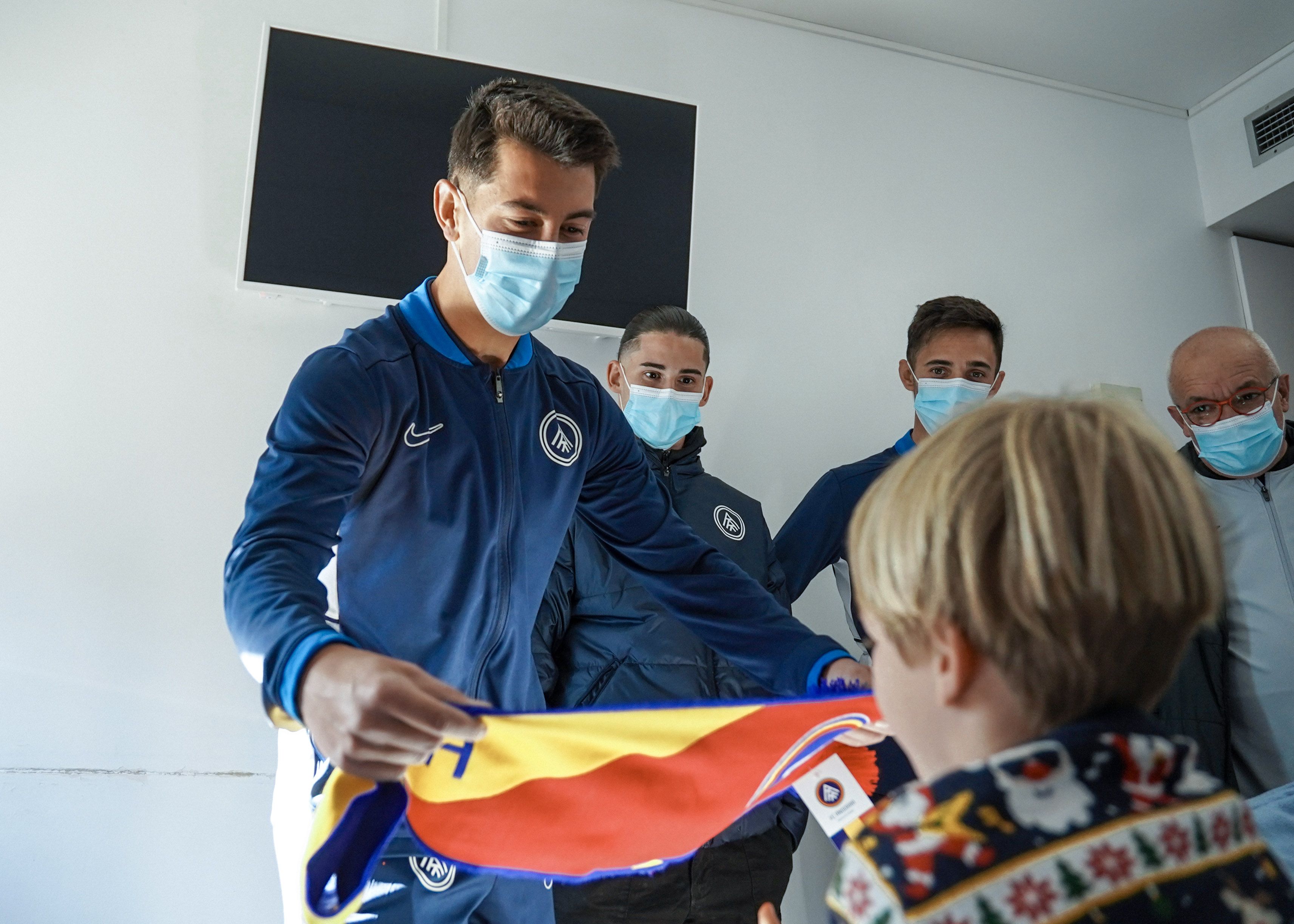 Jugadors de l’FC Andorra visiten una trentena d’infants i adolescents a l’Hospital de Nostra Senyora de Meritxell.