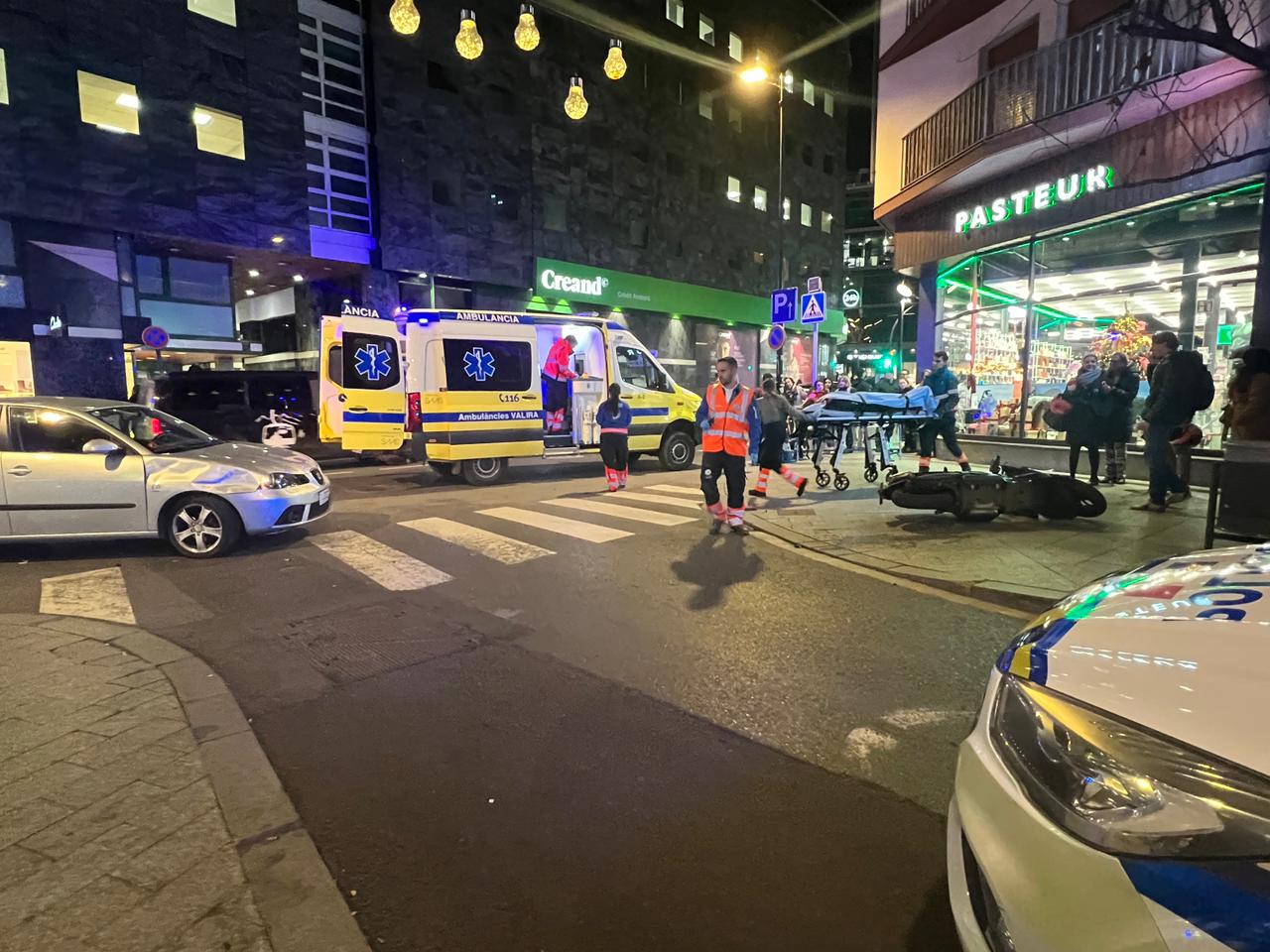 La motocicleta ha acabat petant al costat de l’aparador de la Farmàcia Pasteur. La motocicleta ha acabat petant al costat de l’aparador de la Farmàcia Pasteur.