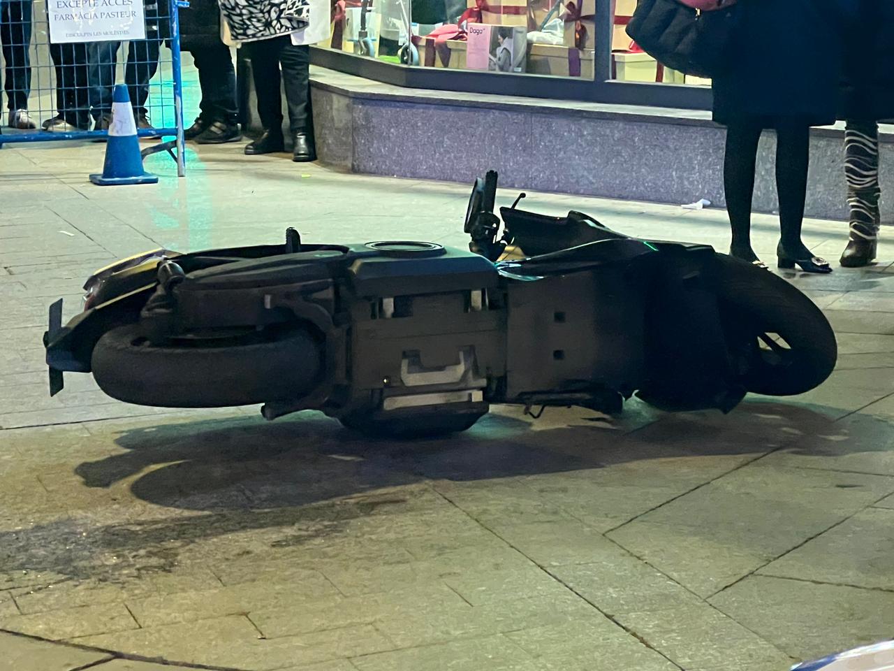 La motocicleta tombada al xamfrà de Bonaventura Armengol i Joan Maragall.