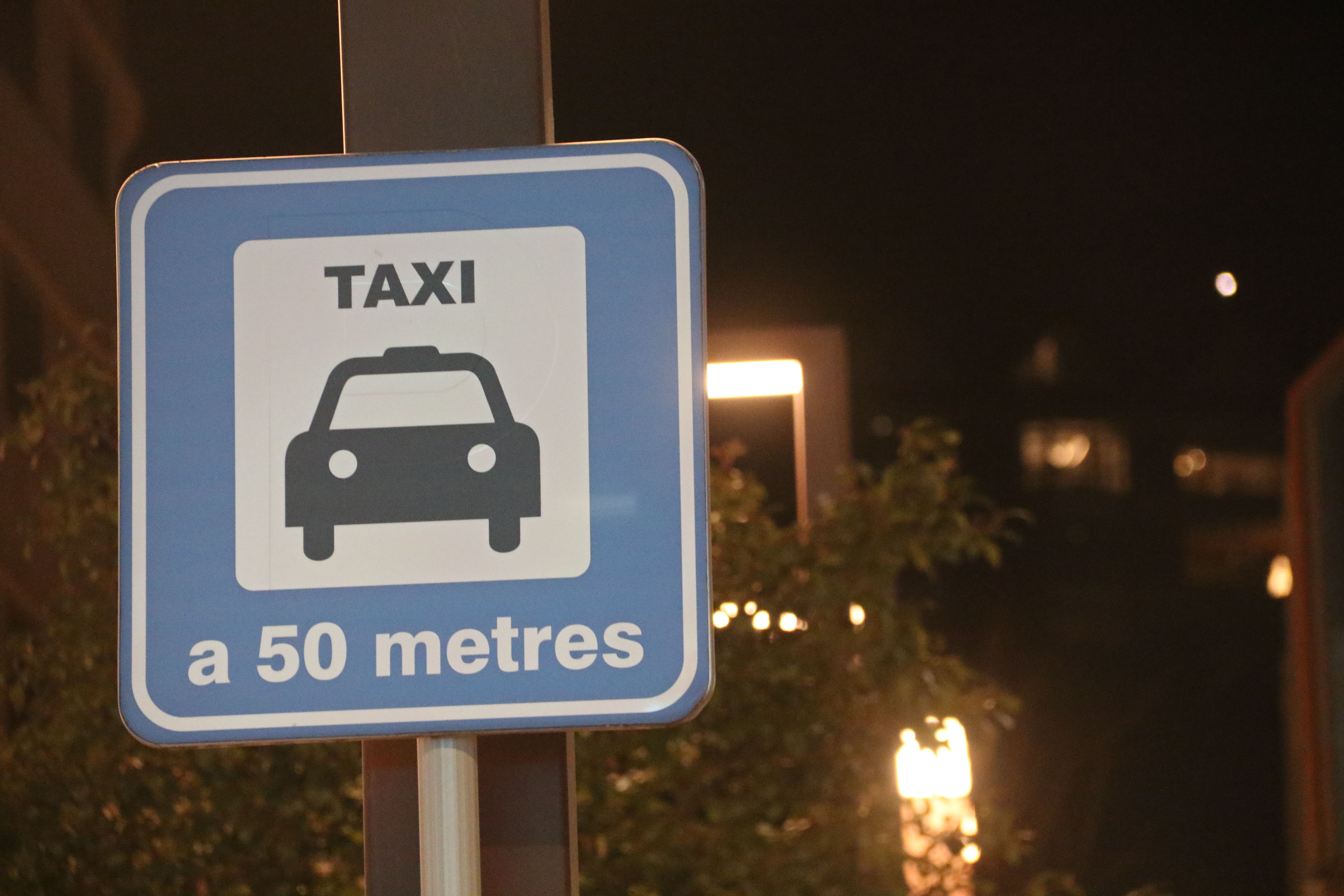 Un rètol que indica la proximitat d'una zona de taxi.