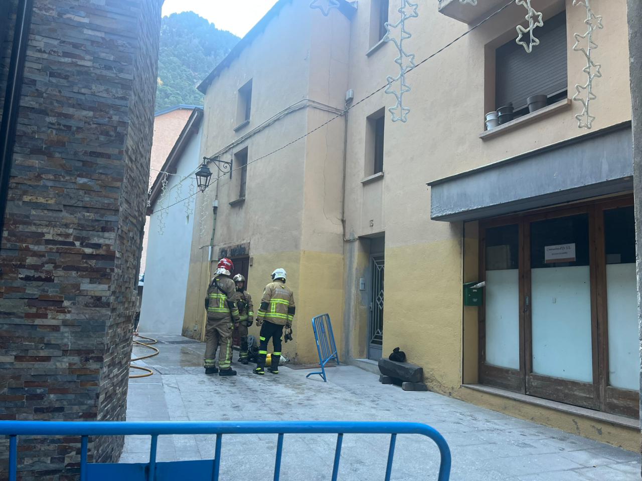 Els bombers, actuant a l'exterior de l'immoble on s'ha declarat el foc. Els bombers, actuant a l'exterior de l'immoble on s'ha declarat el foc.