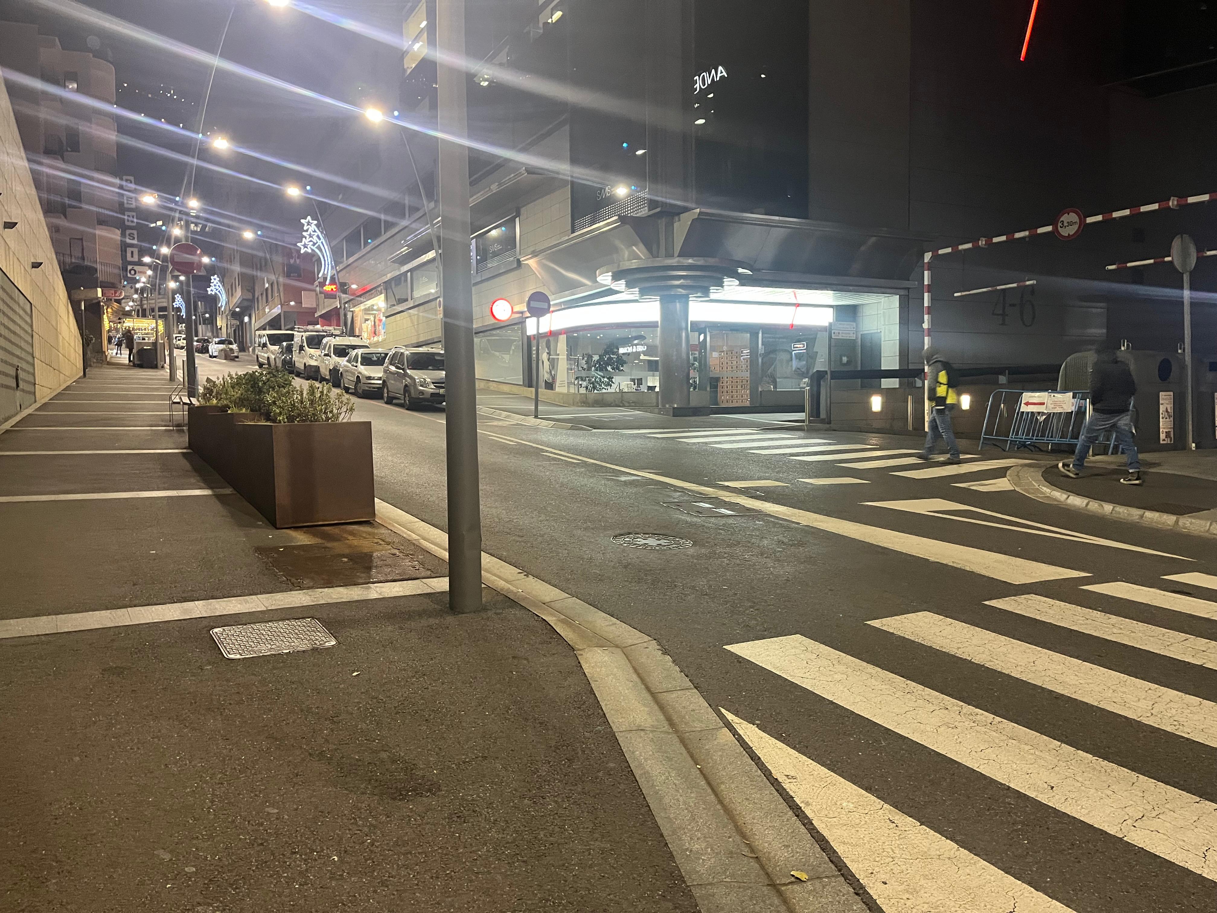 Les tanques encara en un lateral del carreró des del qual va sortir el cotxe. Les tanques encara en un lateral del carreró des del qual va sortir el cotxe.