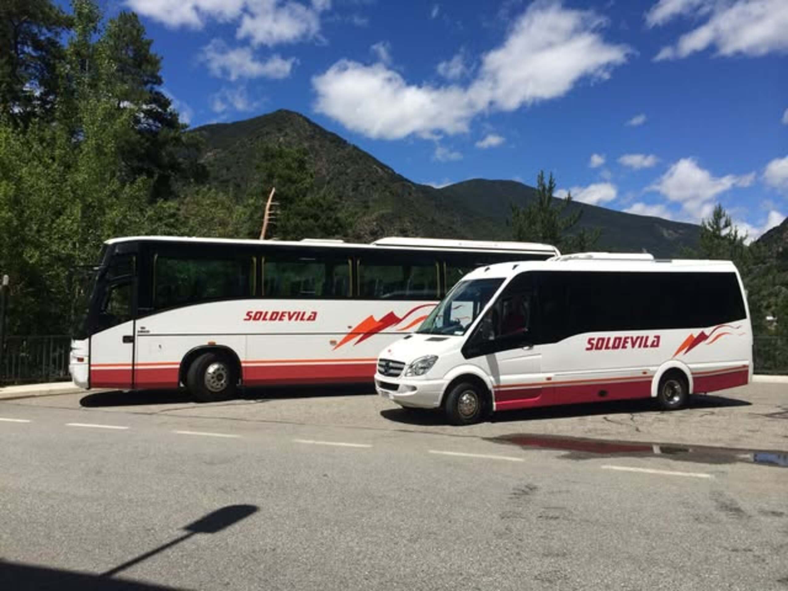 Dos vehicles de Viatges Soldevila. Dos vehicles de Viatges Soldevila.