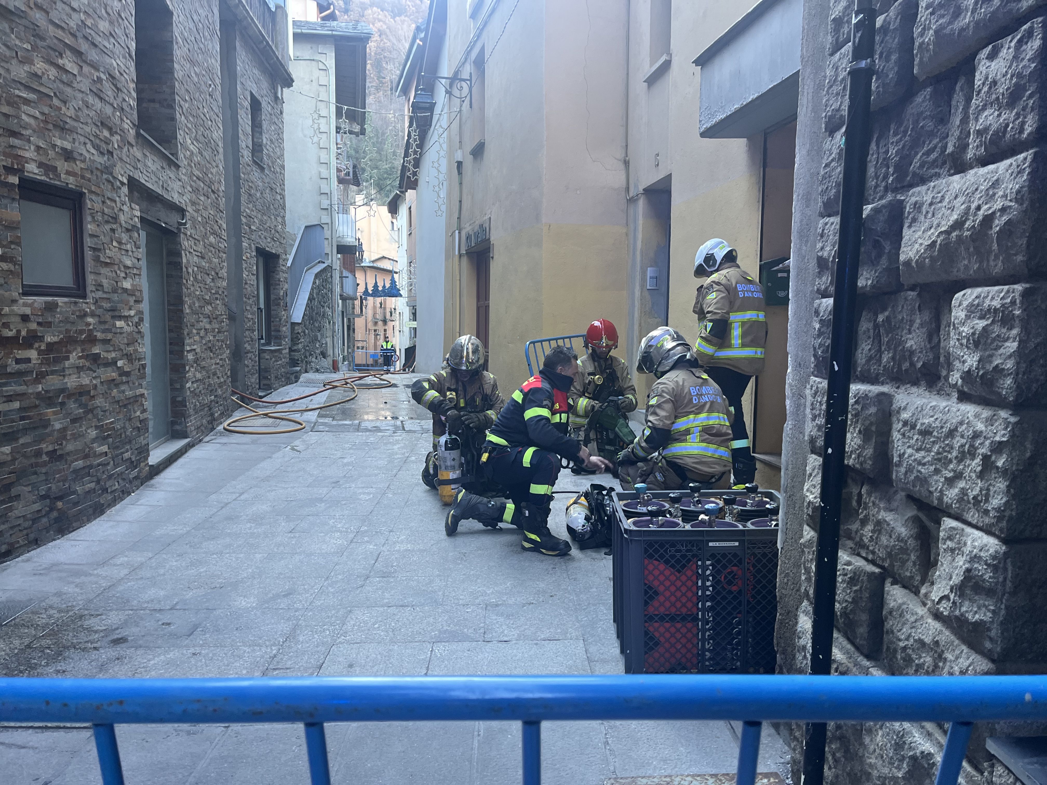 Els bombers, actuant a l'exterior de l'immoble on s'ha declarat el foc. Els bombers, actuant a l'exterior de l'immoble on s'ha declarat el foc.