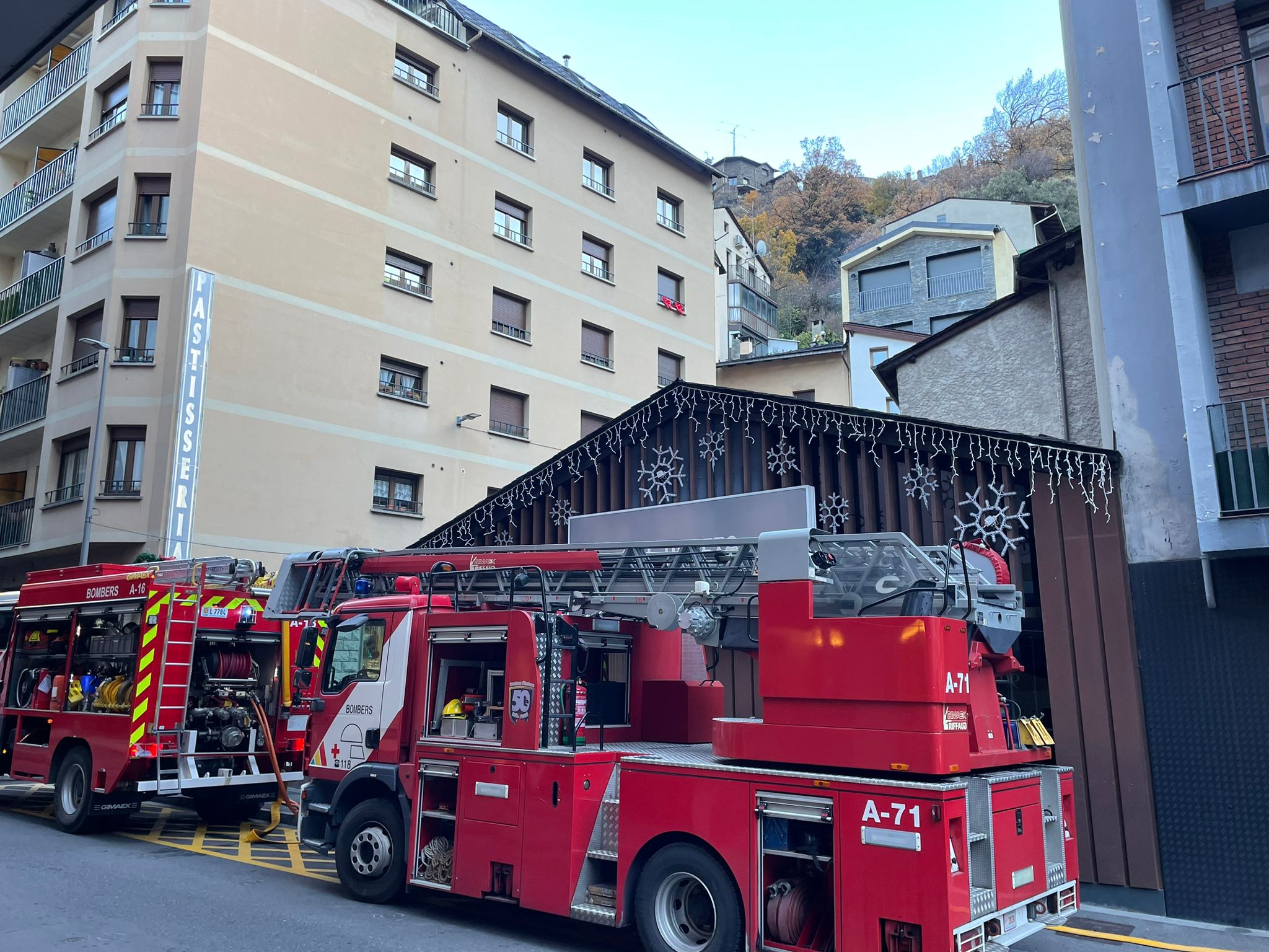 Els camions aparcats a l'Av. Copríncep de Gaulle