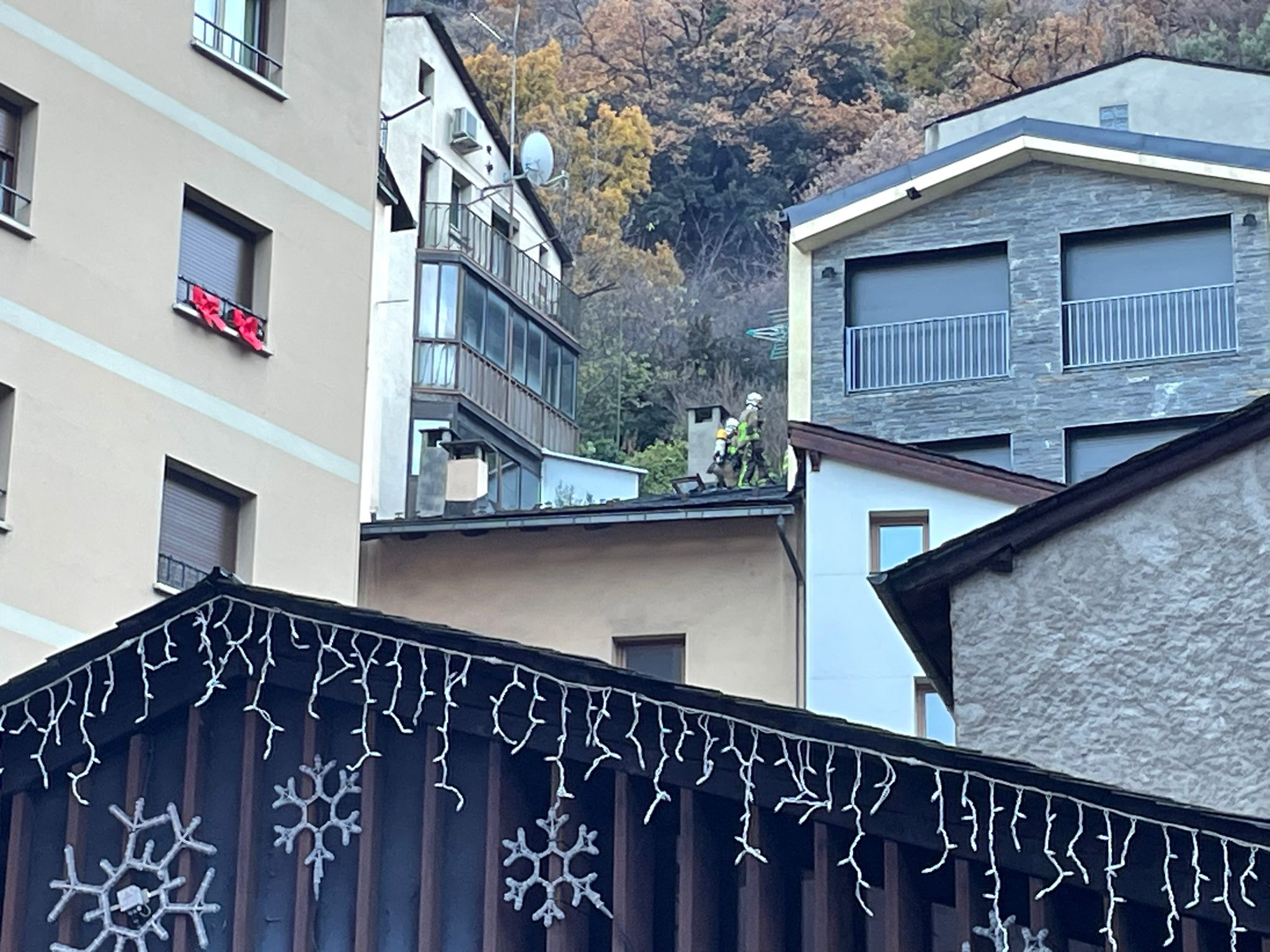 Els bombers sobre la teulada.