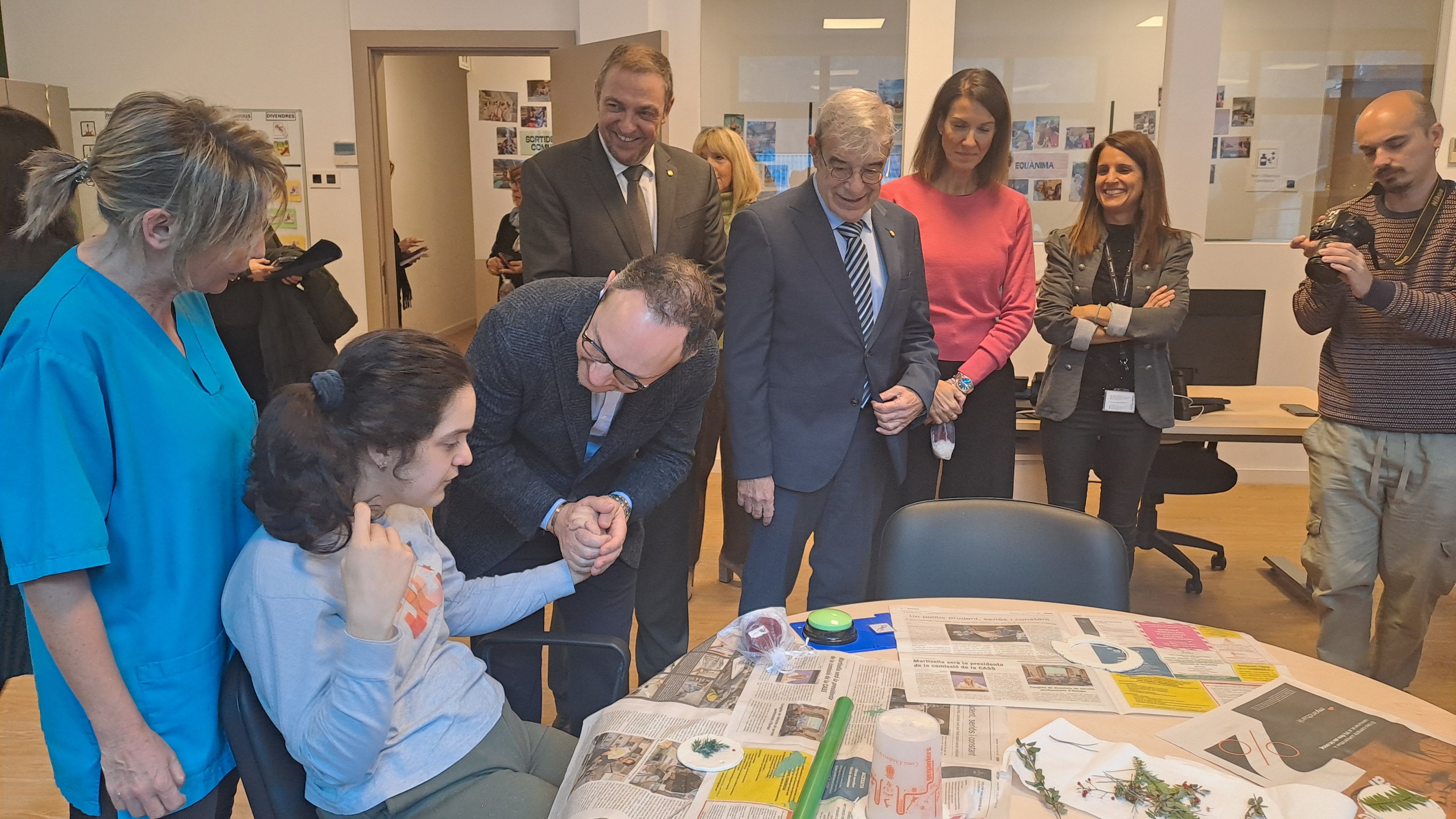 Espot parla amb una de les persones usuàries.