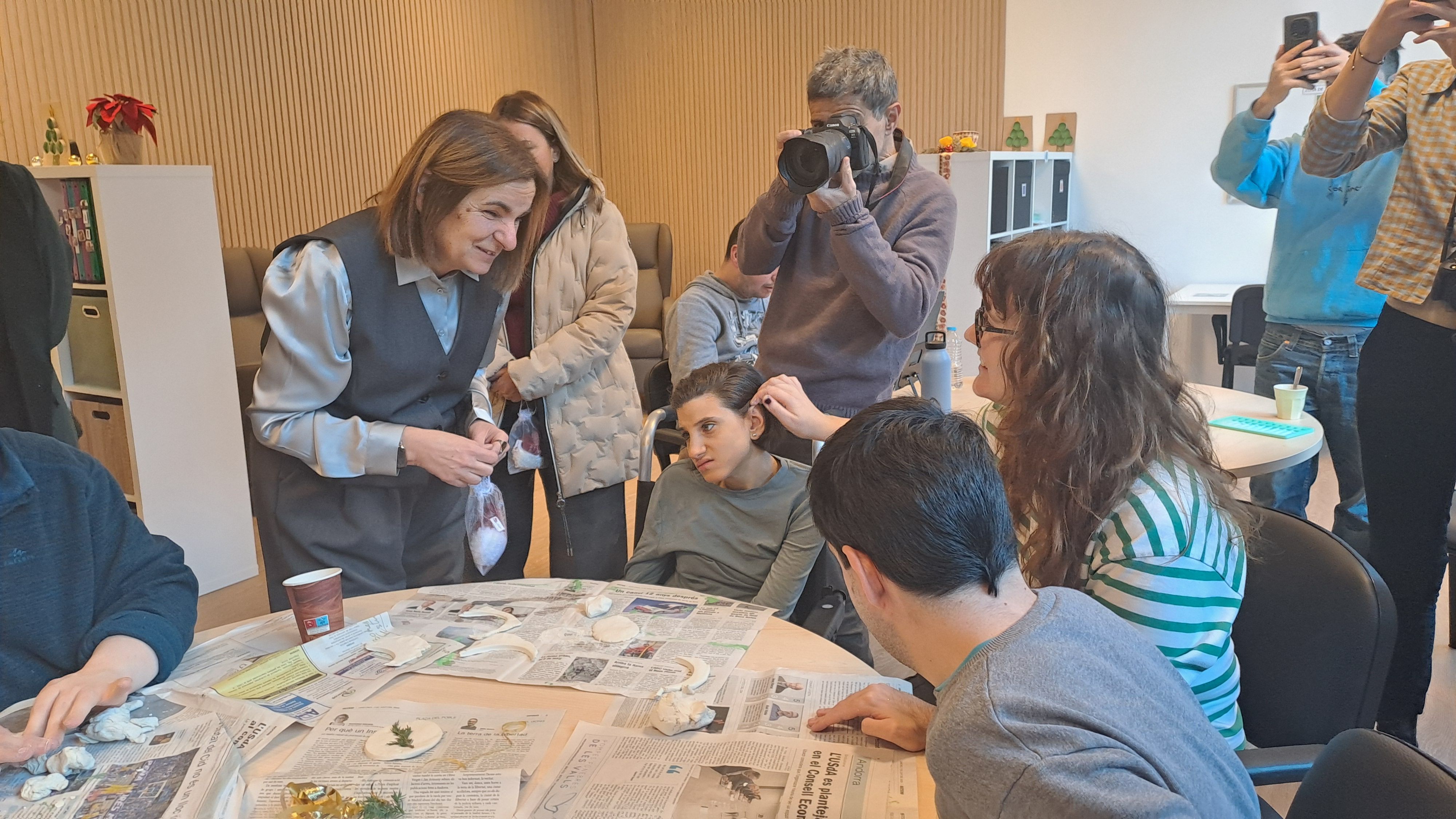 Marín xerra amb els participants en un dels tallers.