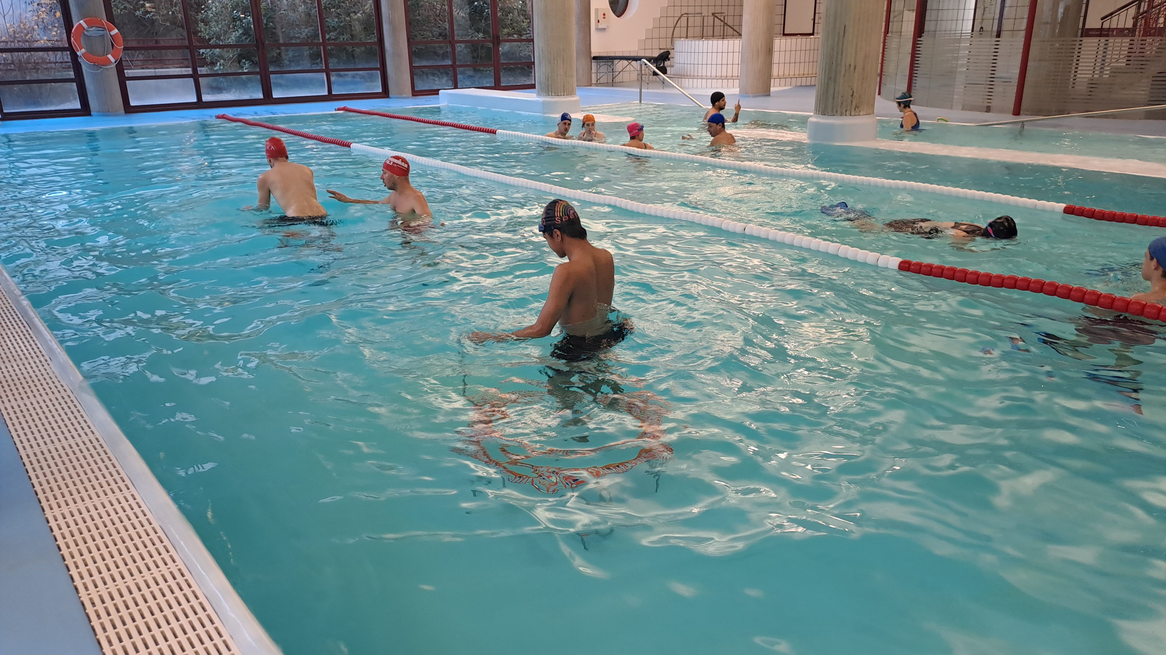 Un usuari fa servir el nou trampolí aquàtic.