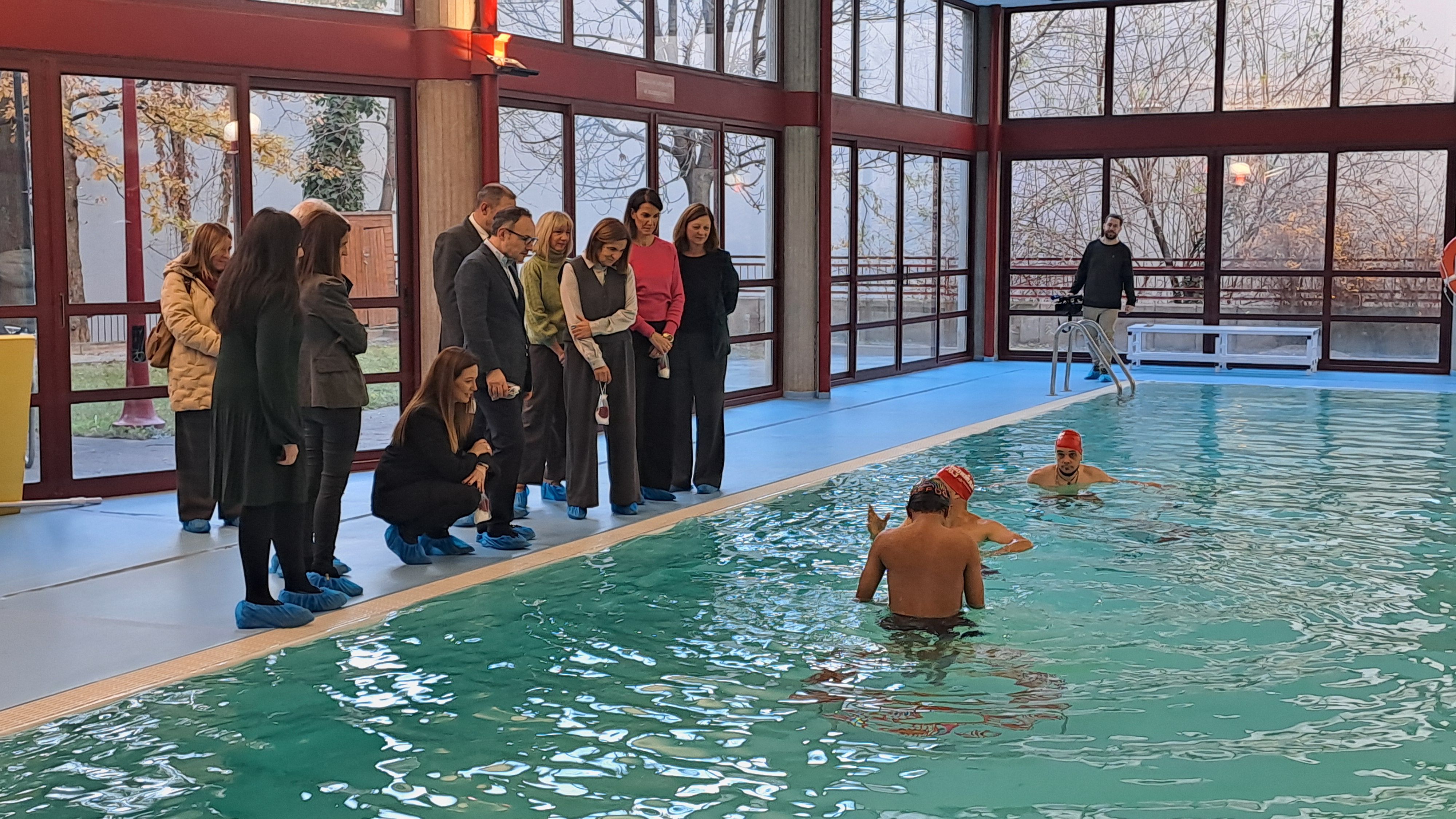 Espot i els ministres parlen amb un usuari que fa servir el regal de Nadal per a la Fundació. Espot i els ministres parlen amb un usuari que fa servir el regal de Nadal per a la Fundació.