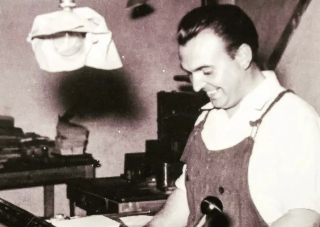 Pere Font Moles a la impremta que va fundar. Pere Font Moles a la impremta que va fundar.