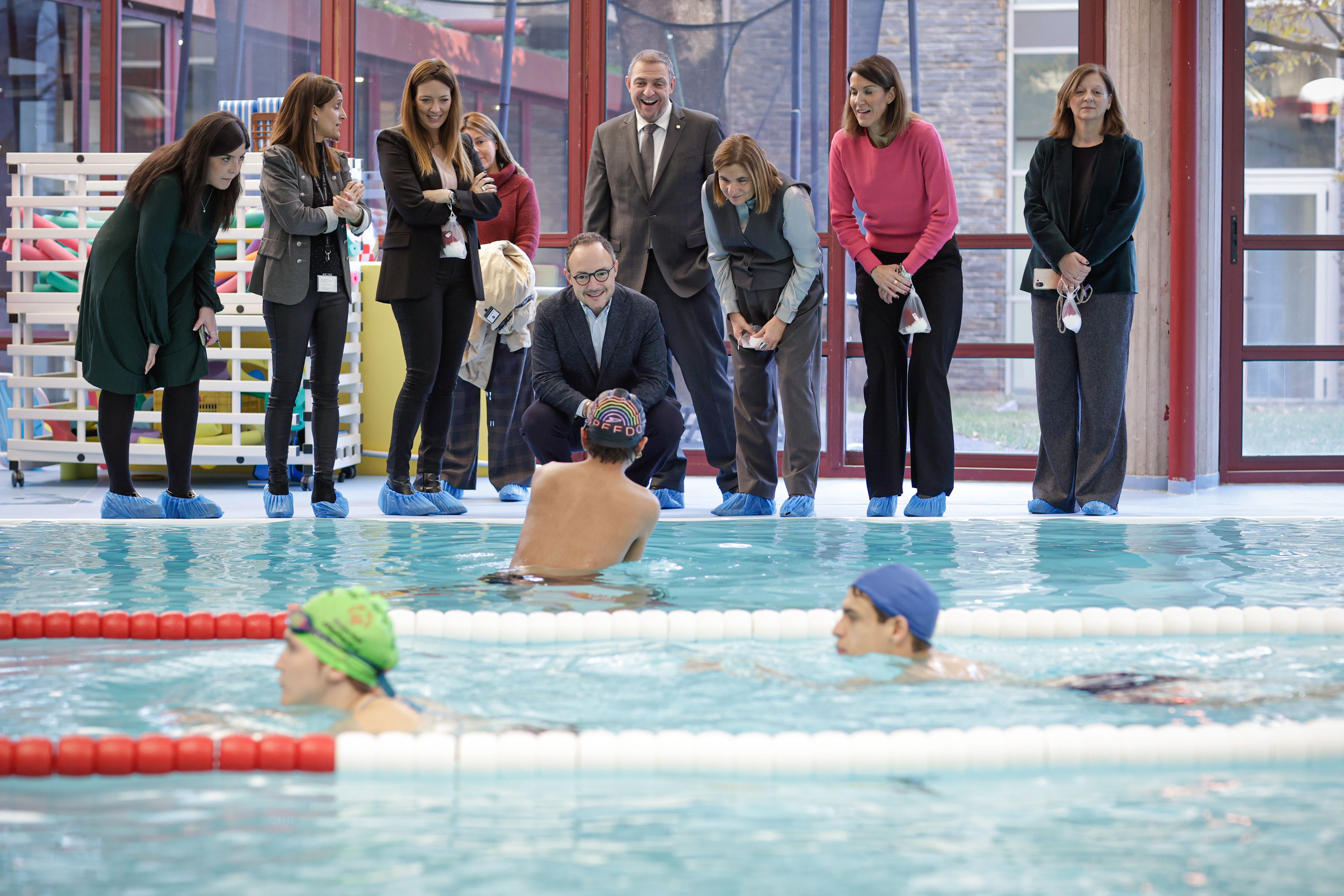 Espot i els ministres parlen amb un usuari que fa servir el regal de Nadal per a la Fundació. Espot i els ministres parlen amb un usuari que fa servir el regal de Nadal per a la Fundació.