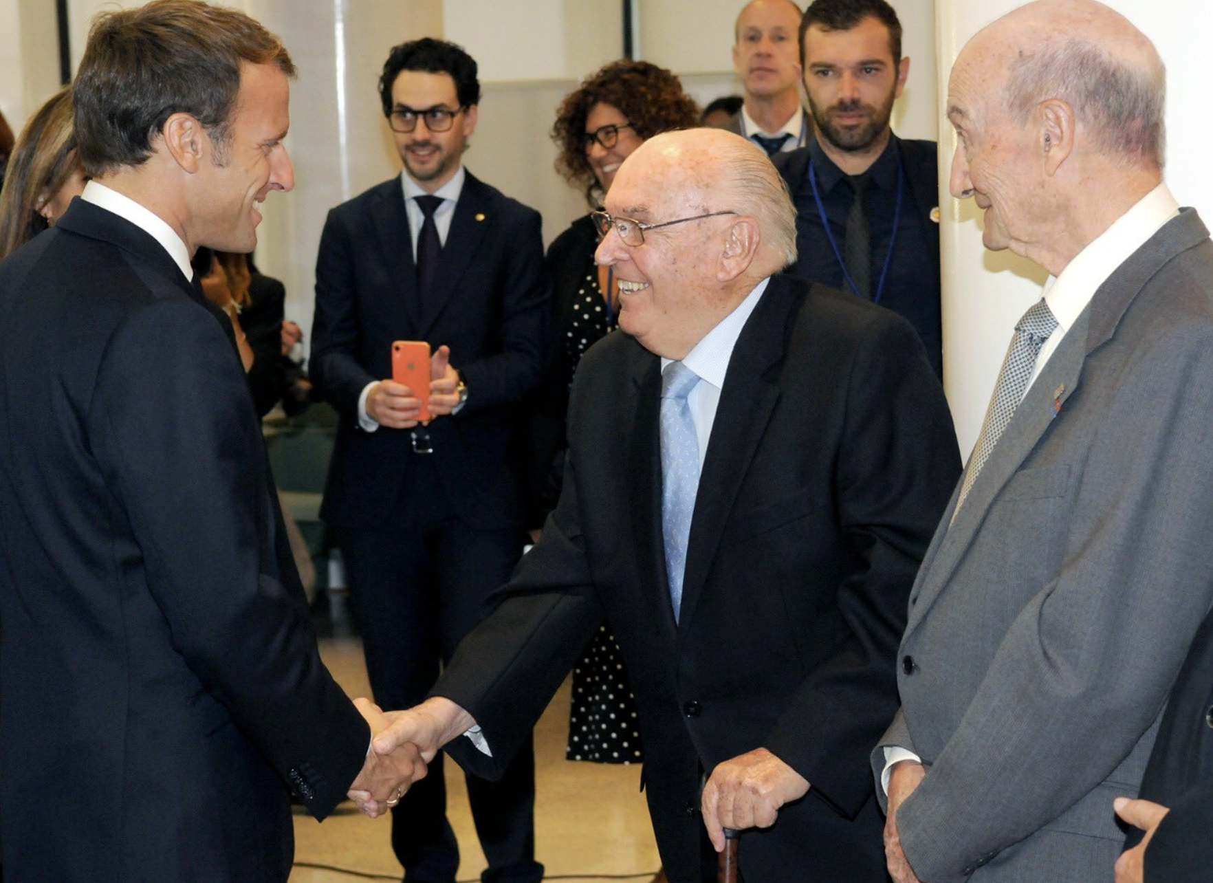 Font Moles saluda Macron durant la visita del segon el 2019.