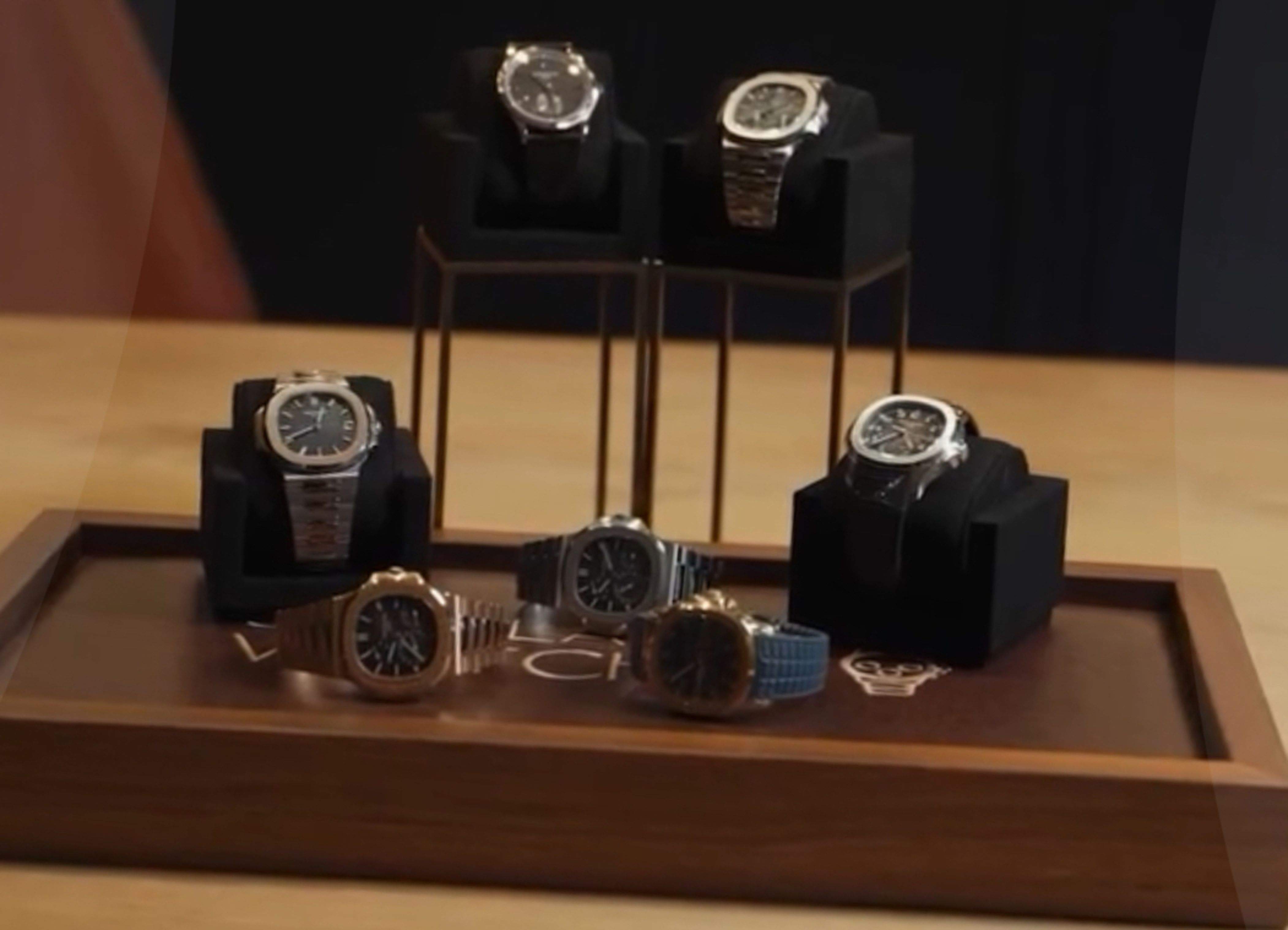 Alguns dels rellotges promocionats per la firma amb què treballava l'empresonat, que era soci però sobretot comercial.