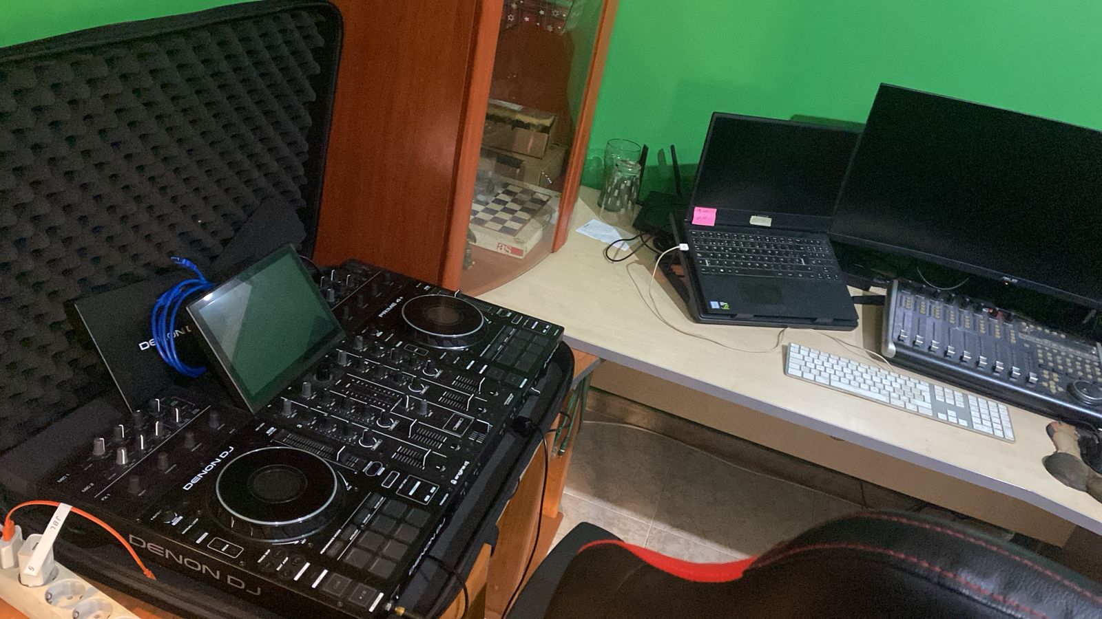 L'estudi de DJ Neura. L'estudi de DJ Neura.