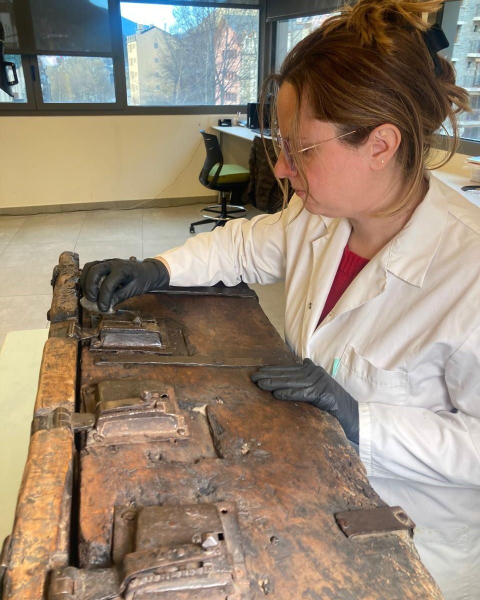 Una de les tècniques fent la restauració.