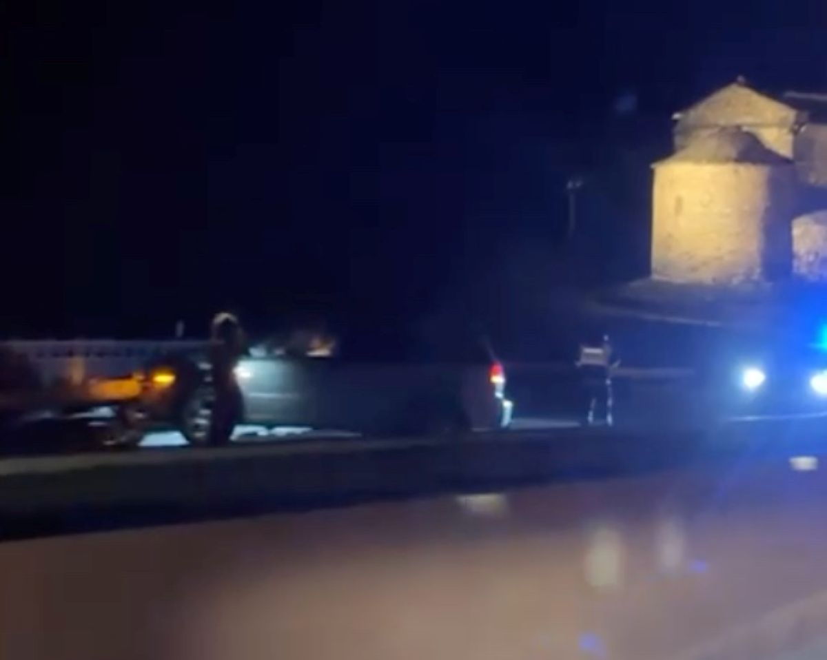 El servei de circulació, advertint d'un vehicle accidentat a la carretera. El servei de circulació, advertint d'un vehicle accidentat a la carretera.