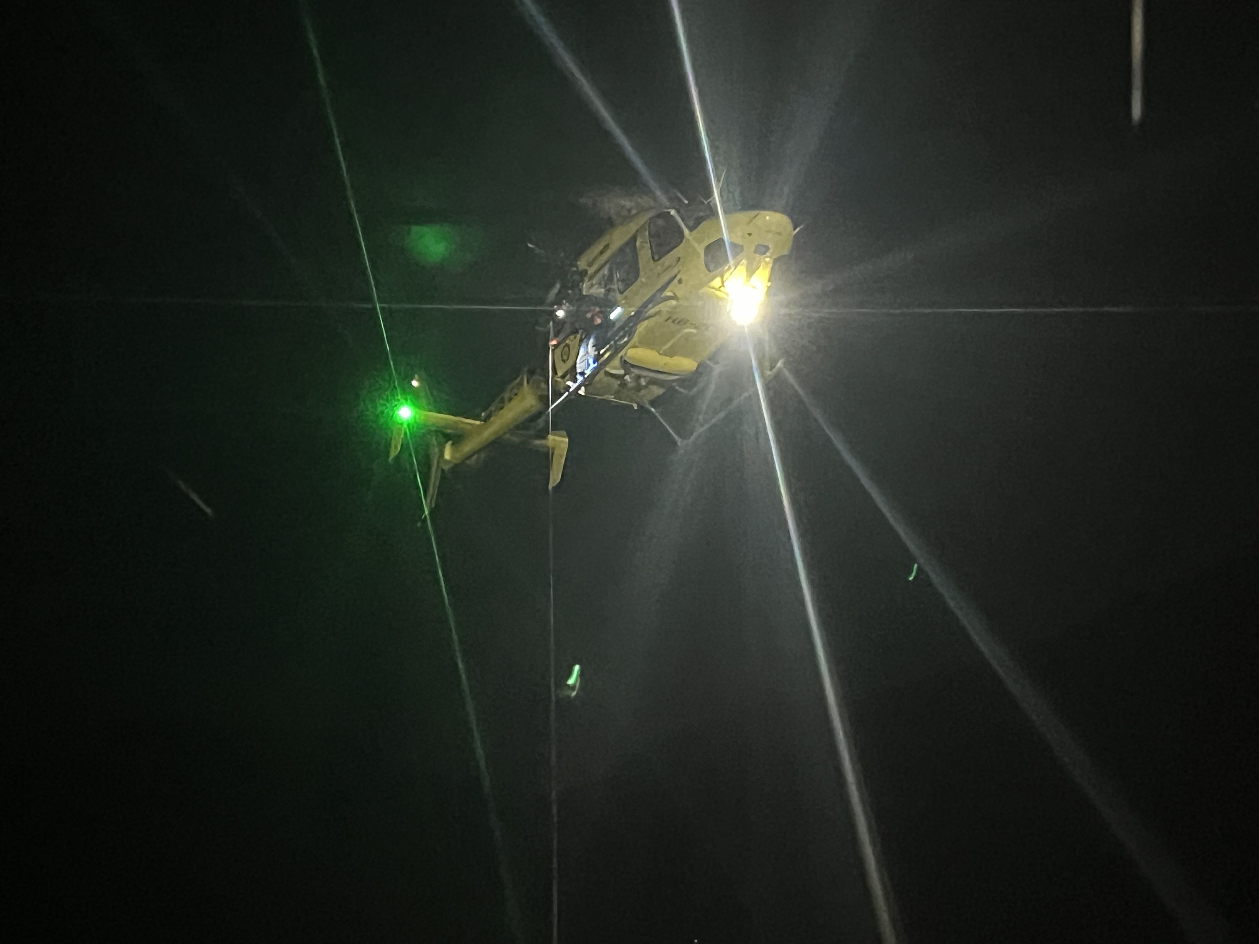 Moment del rescat de l'home per part d'un helicòpter després de la feina dels rescatadors de bombers. Moment del rescat de l'home per part d'un helicòpter després de la feina dels rescatadors de bombers.