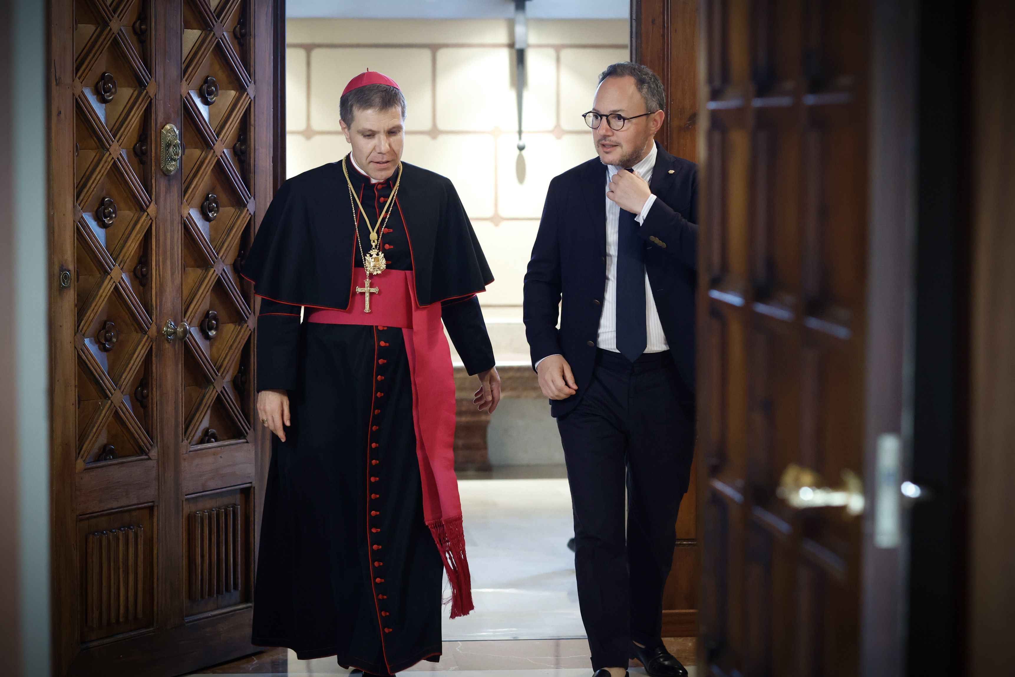 Josep-Lluís Serrano accedint al Palau episcopal acompanyat de Xavier Espot. Josep-Lluís Serrano accedint al Palau episcopal acompanyat de Xavier Espot.
