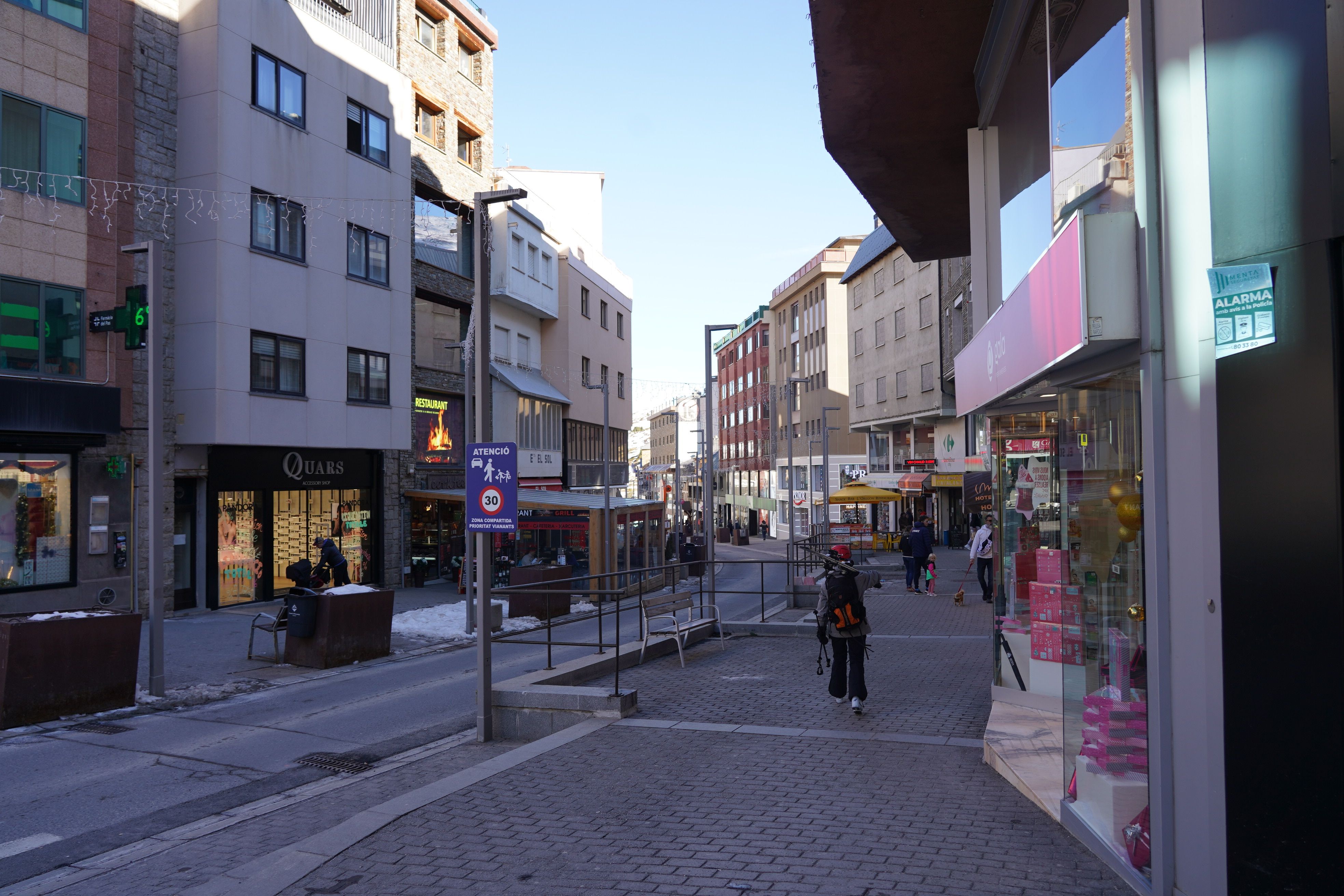 El carrer Major del Pas, amb pocs visitants, aquests migdia. El carrer Major del Pas, amb pocs visitants, aquests migdia.