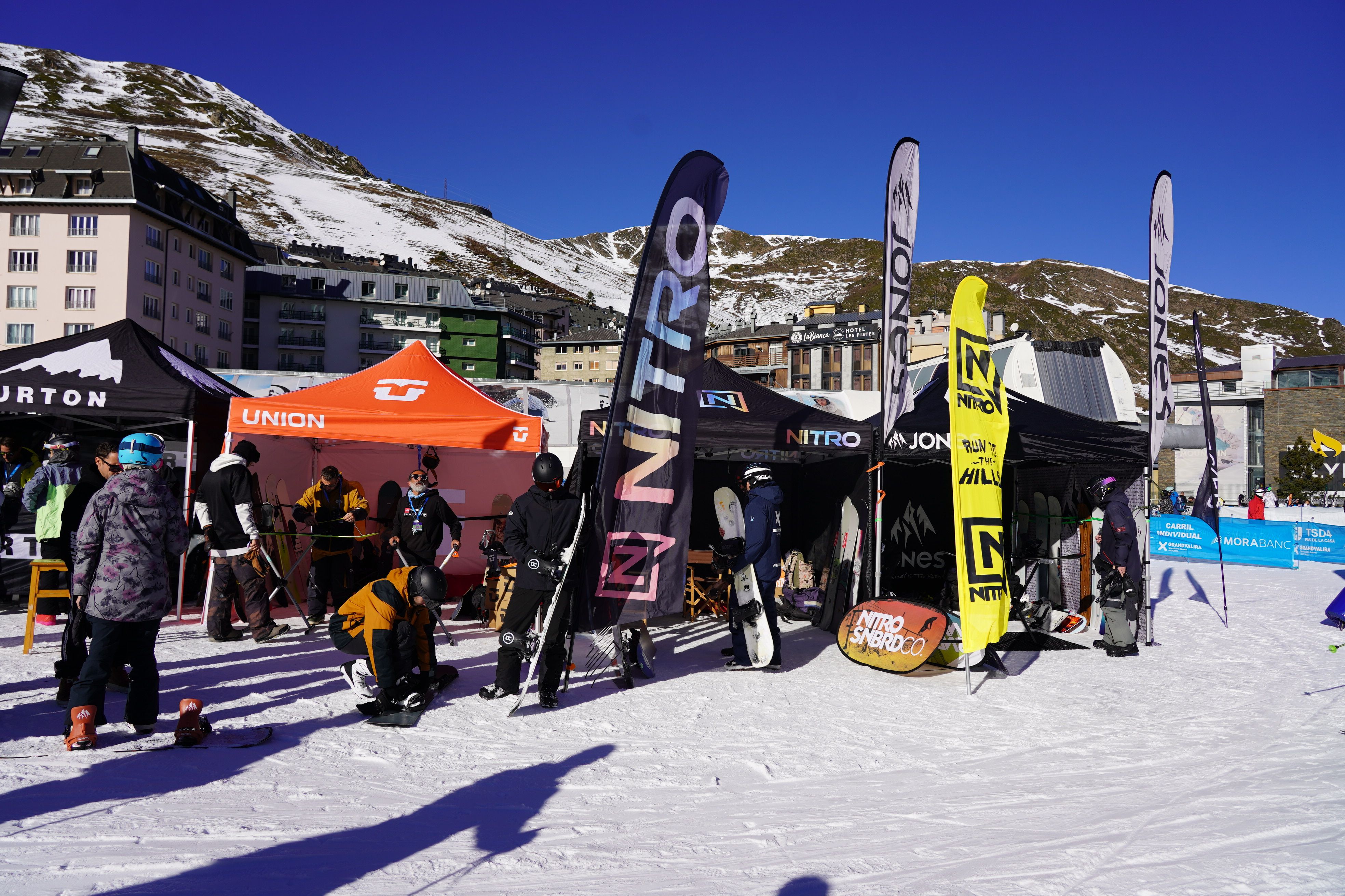 Esl estands on es pot provar el material d'esquí. Esl estands on es pot provar el material d'esquí.