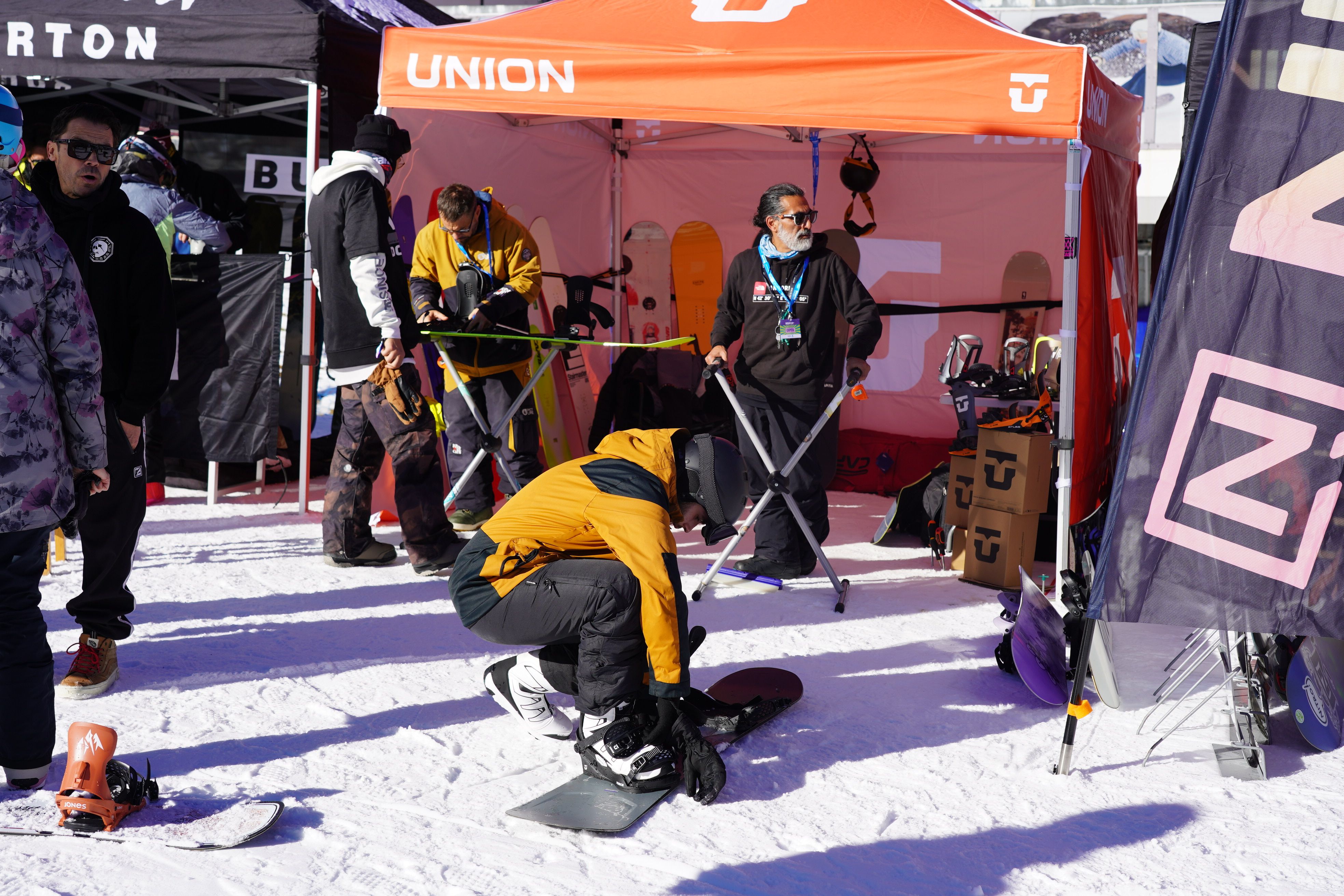 Un esquiador prova materal. Un esquiador prova materal.