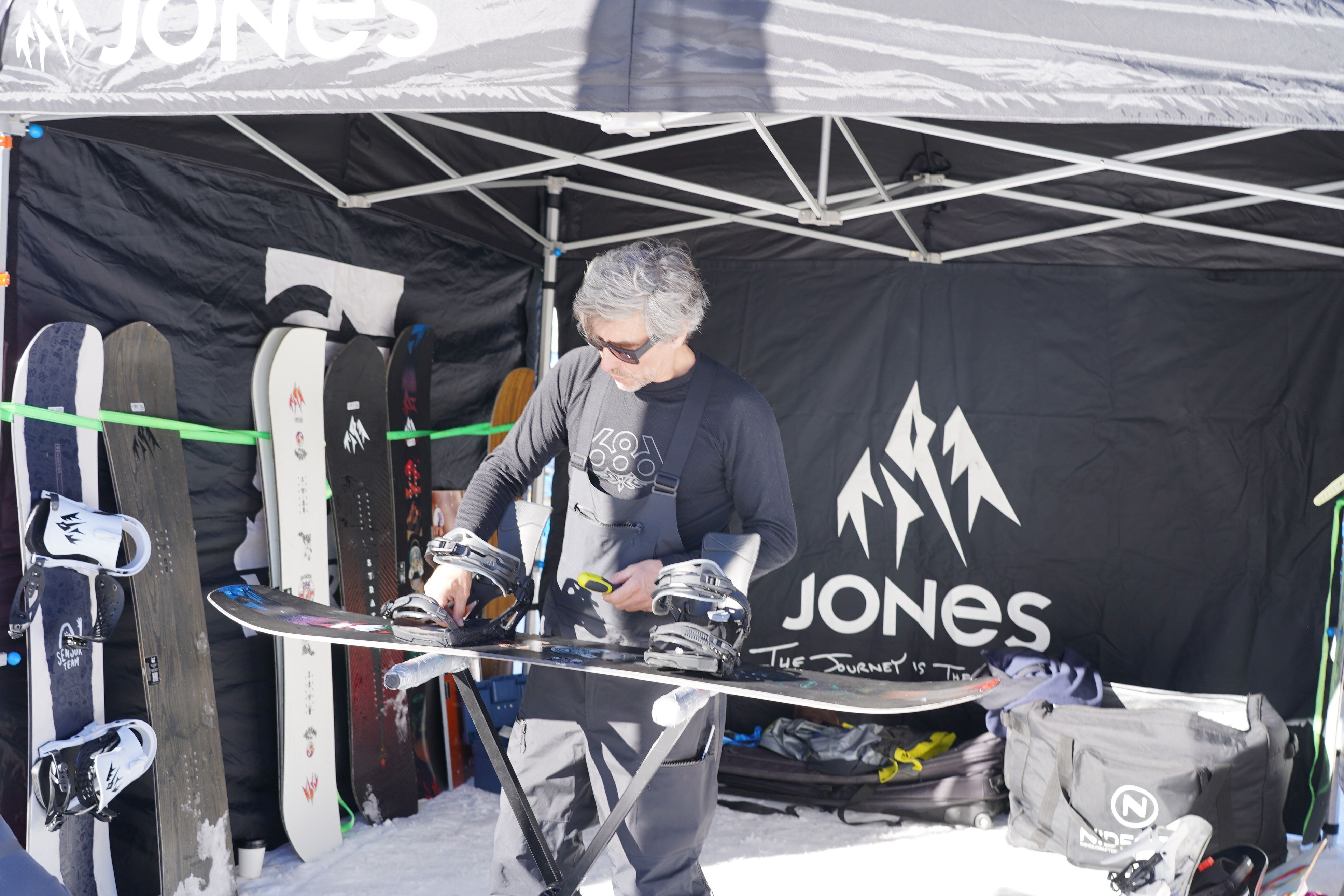 Un dels professionals fent tasques de manteniment en uns esquís. Un dels professionals fent tasques de manteniment en uns esquís.