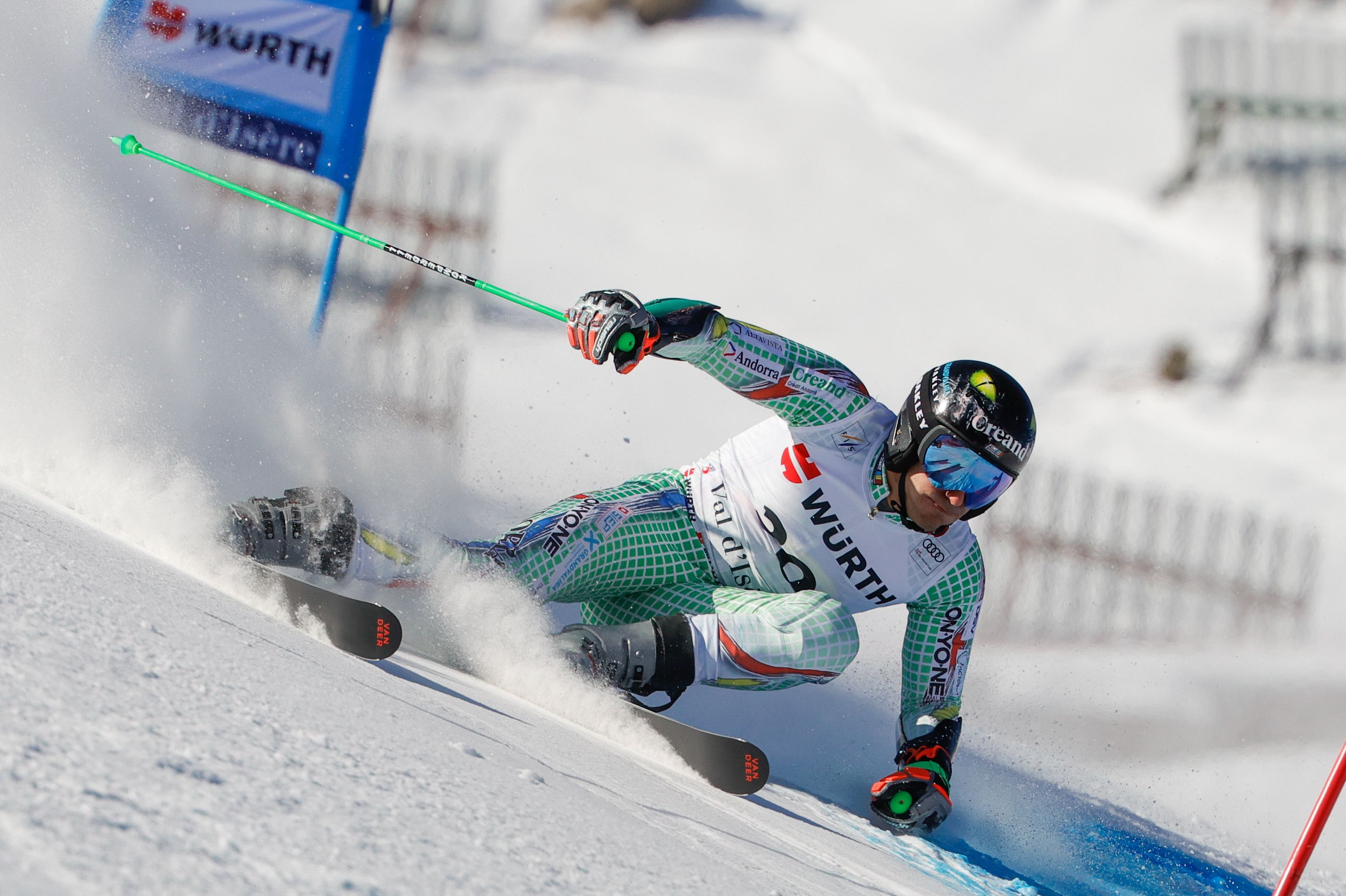 Joan Verdú, durant la seva baixada a la pista de Val d'Isère. Joan Verdú, durant la seva baixada a la pista de Val d'Isère.