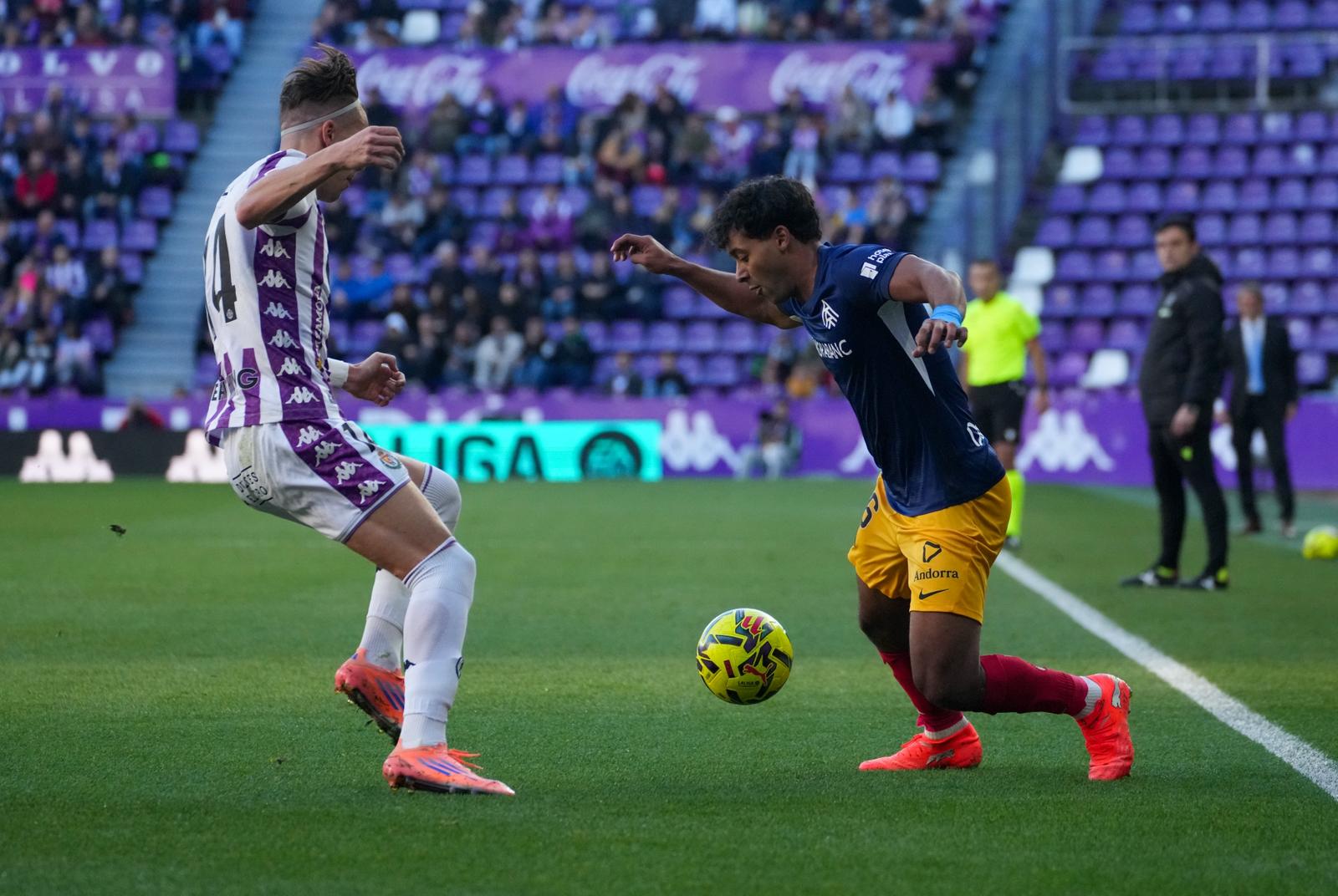 Jastin ha mantingut un duel intens contra el local Iván Alejo. Jastin ha mantingut un duel intens contra el local Iván Alejo.