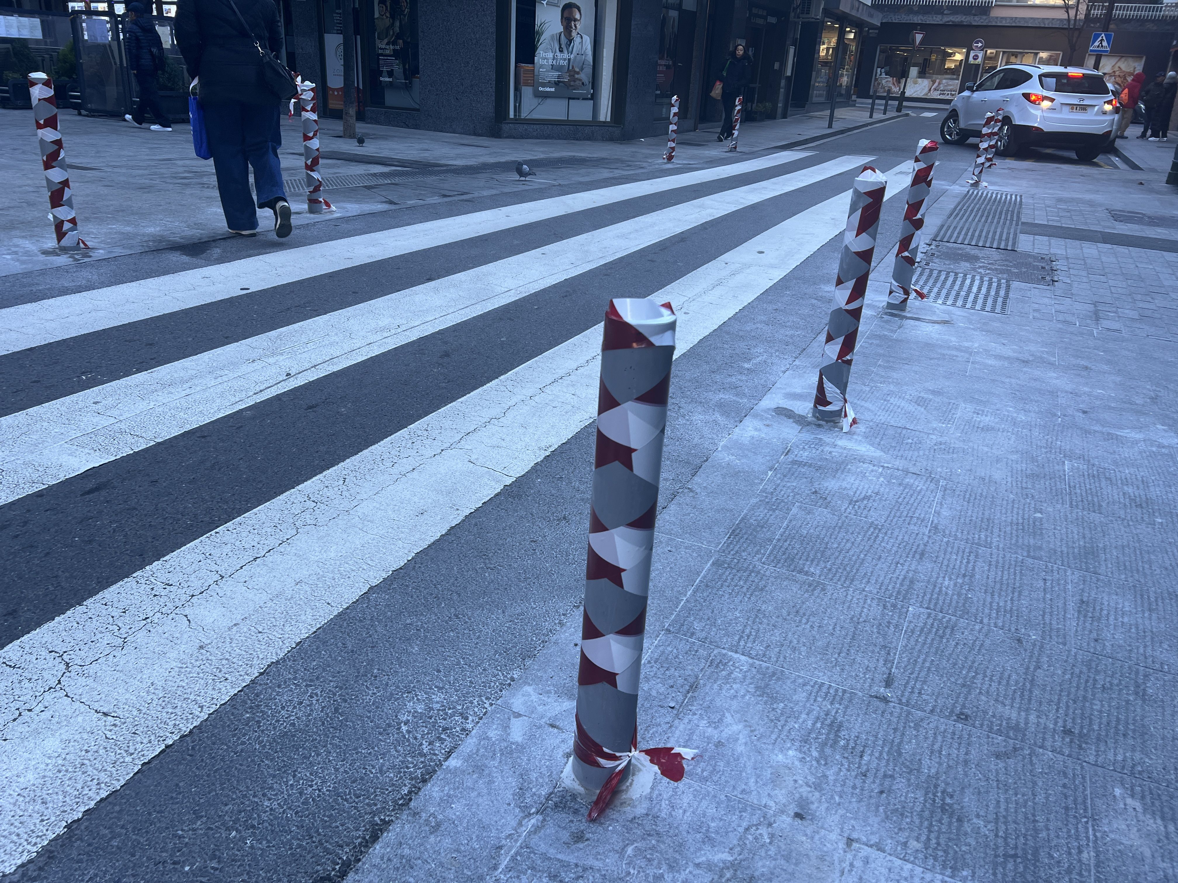 Els pilons col·locats al carrer Pere d'Urg. Els pilons col·locats al carrer Pere d'Urg.