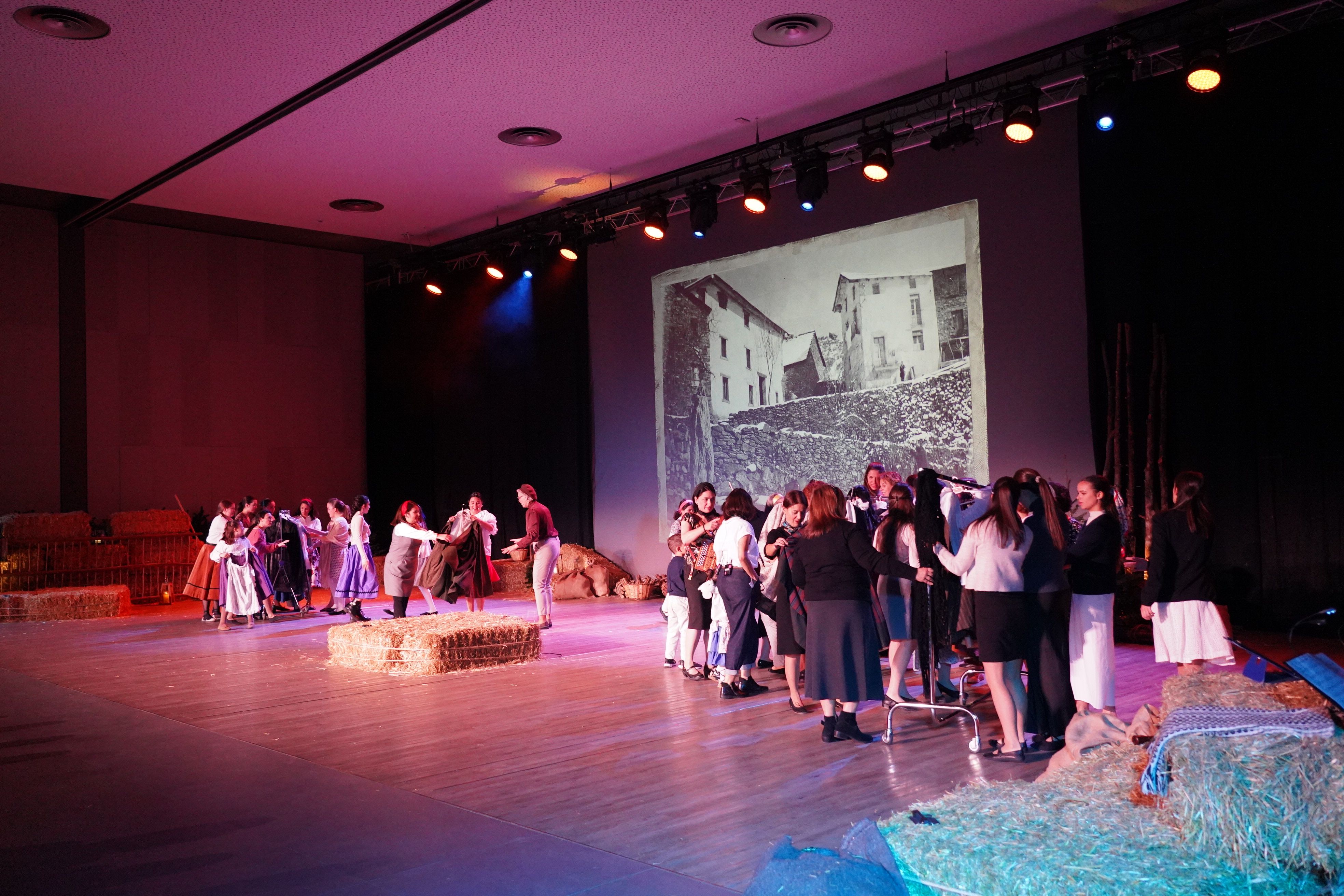 Una de les escenes inicials de la representació. Una de les escenes inicials de la representació.