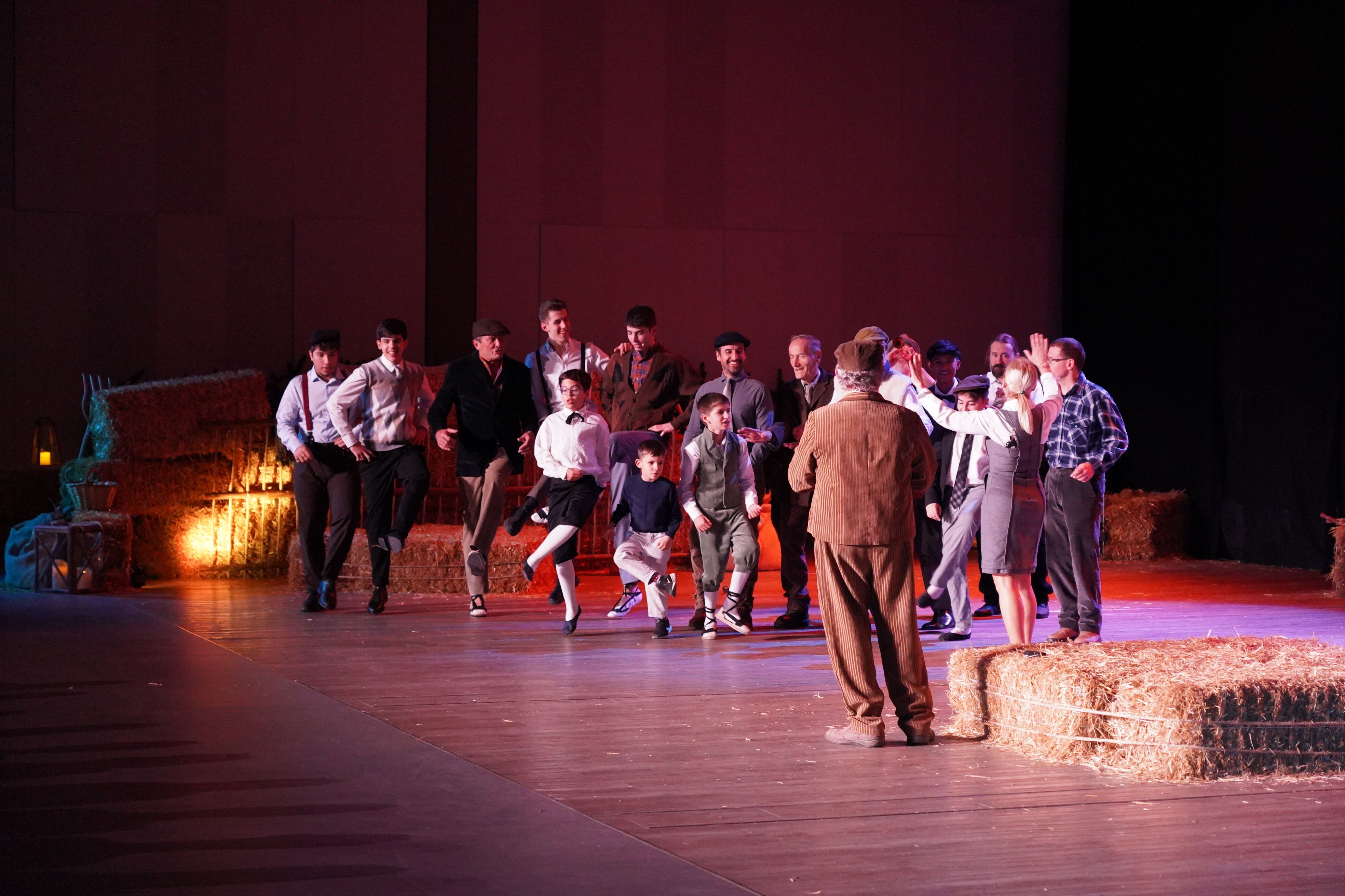 Esteve Albert parla amb els membres de l'esbart Santa Anna. Esteve Albert parla amb els membres de l'esbart Santa Anna.