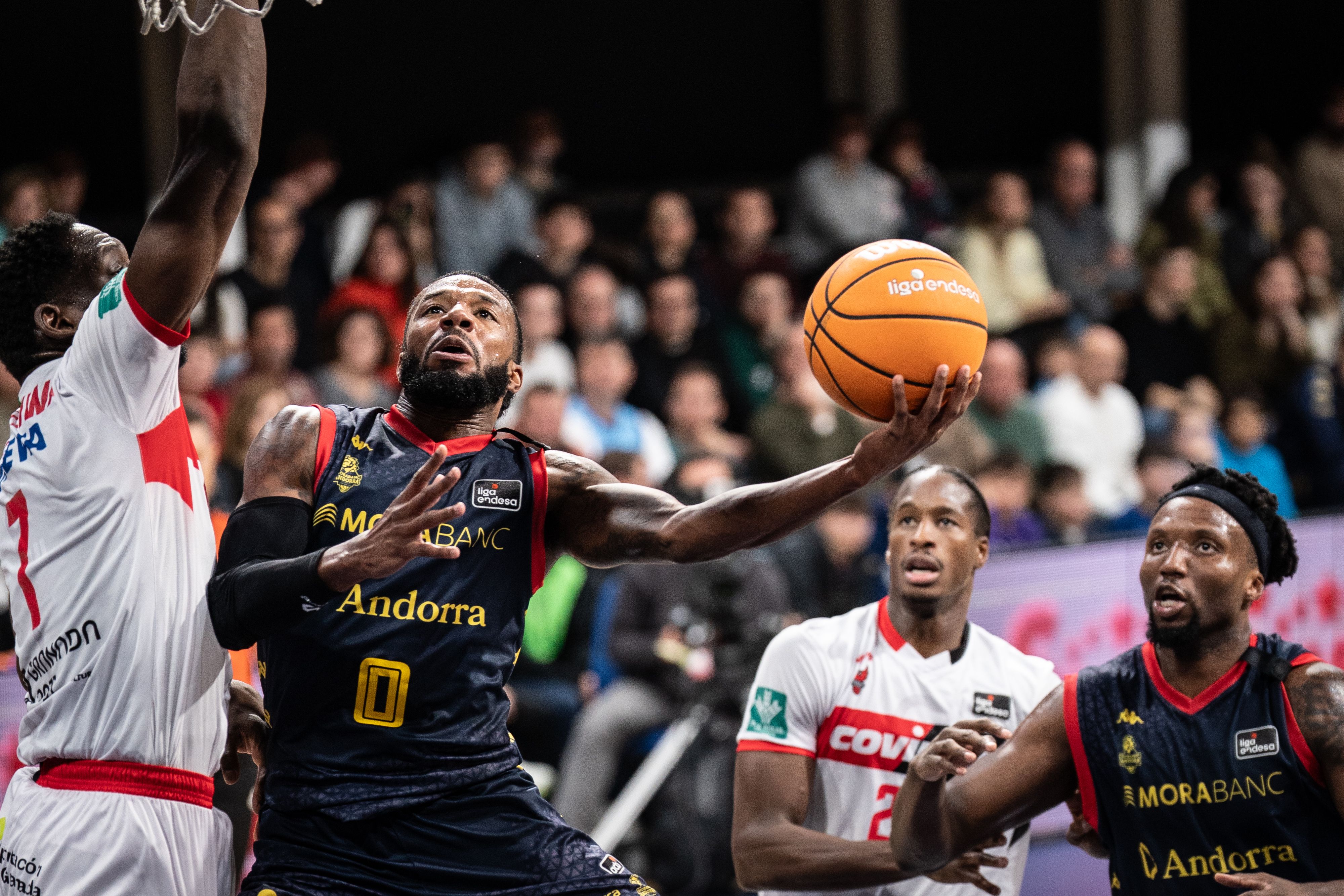 Shannon Evans entra a cistella davant l'oposició de Tunde Olumuyiwa. Shannon Evans entra a cistella davant l'oposició de Tunde Olumuyiwa.