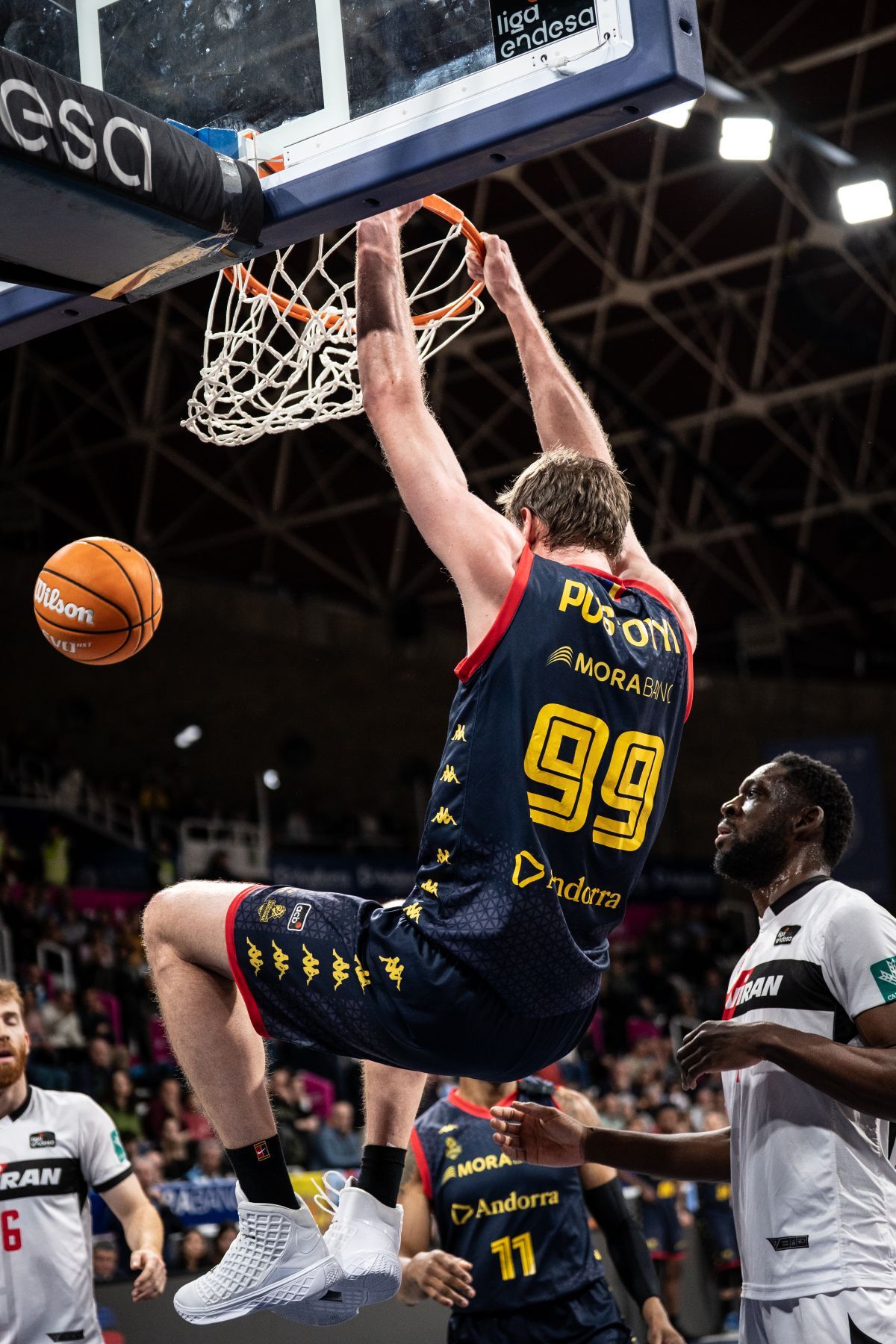 Pustovyi, penjant-se de la cistella al primer quart. Pustovyi, penjant-se de la cistella al primer quart.