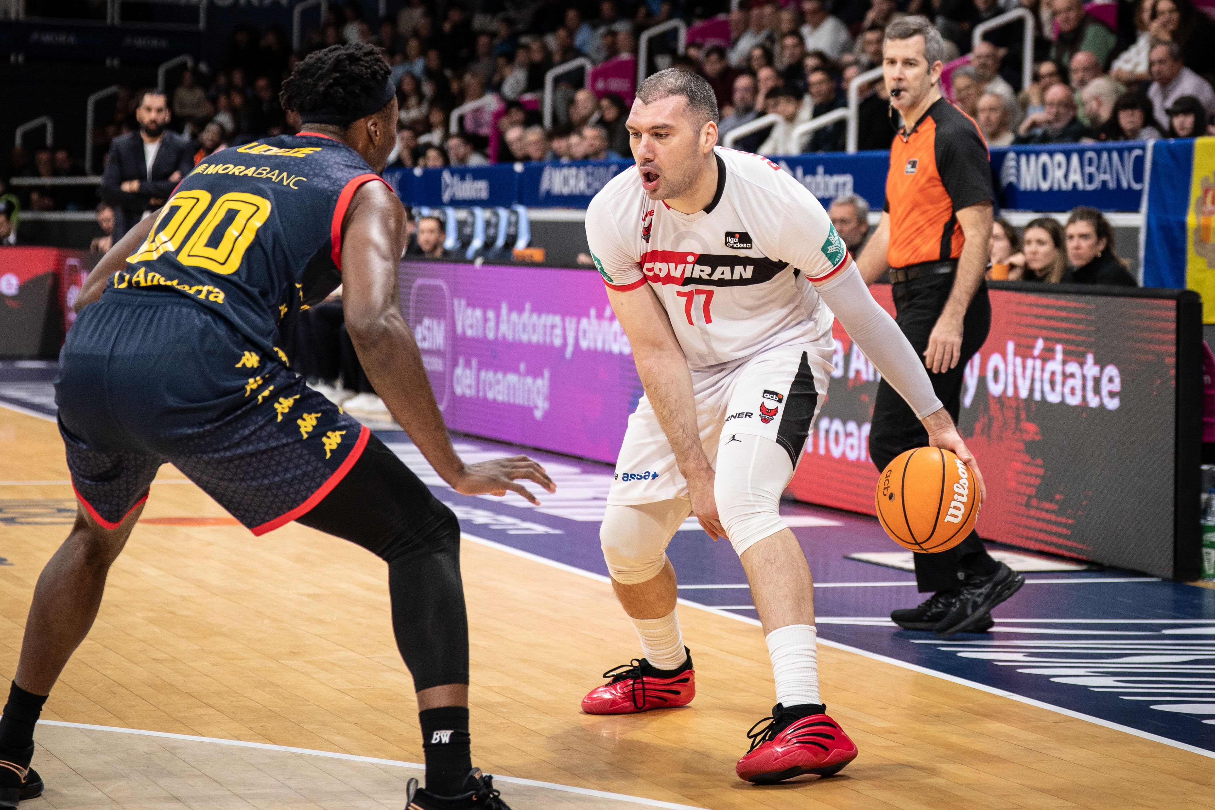 Burjanadze, un altre dels jugadors que tornava a casa. Burjanadze, un altre dels jugadors que tornava a casa.
