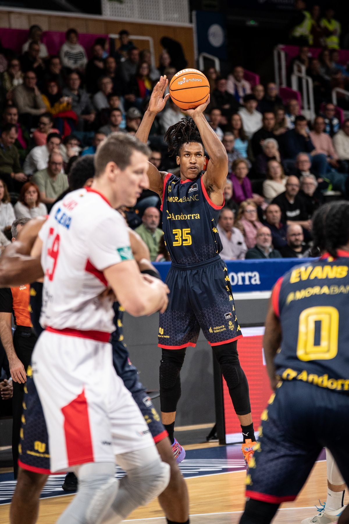 Yves Pons apareix en els moments importants, tant dins com fora de la zona. Yves Pons apareix en els moments importants, tant dins com fora de la zona.