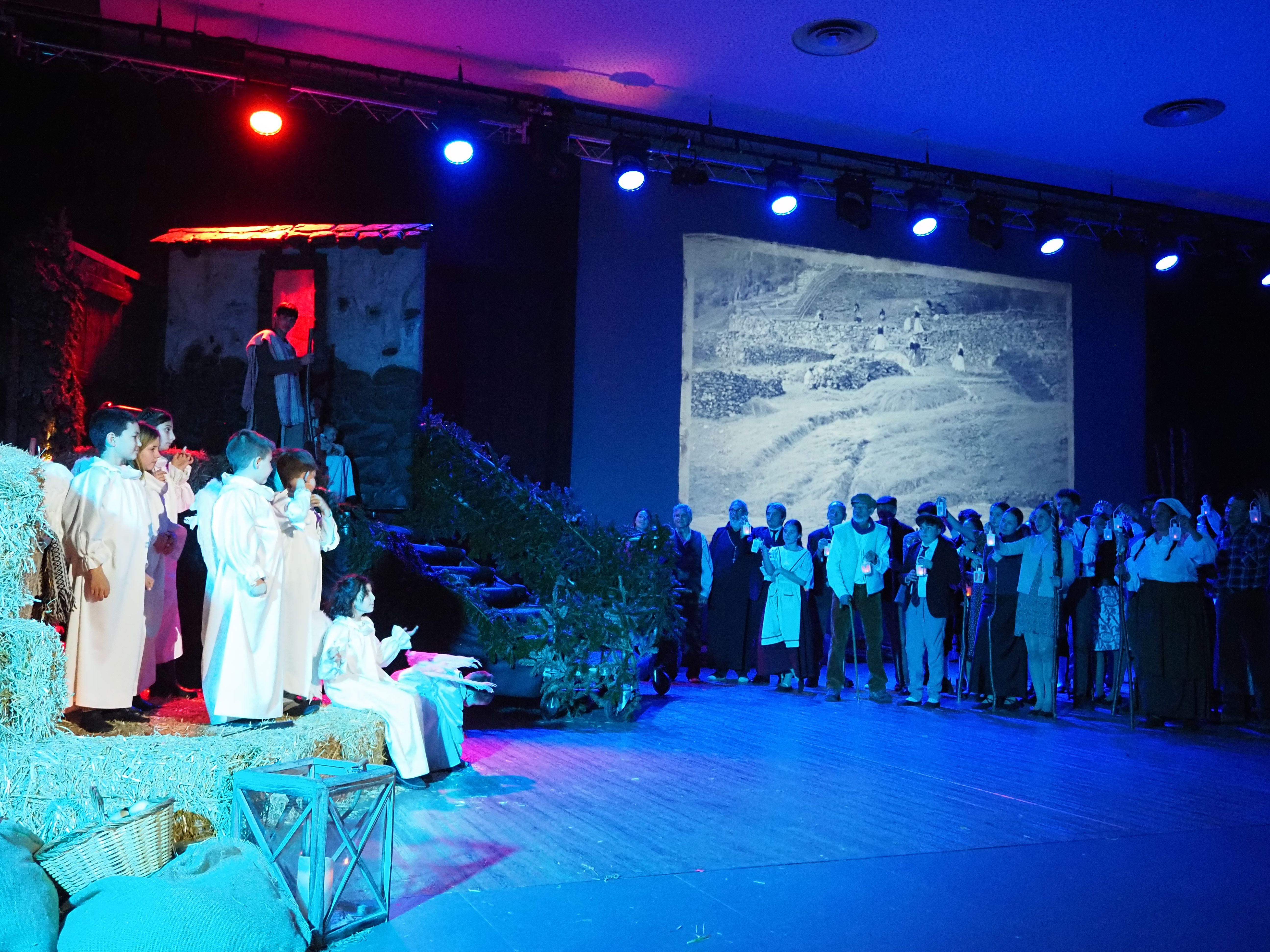 El moment de l'anunciació per part dels angelets. El moment de l'anunciació per part dels angelets.