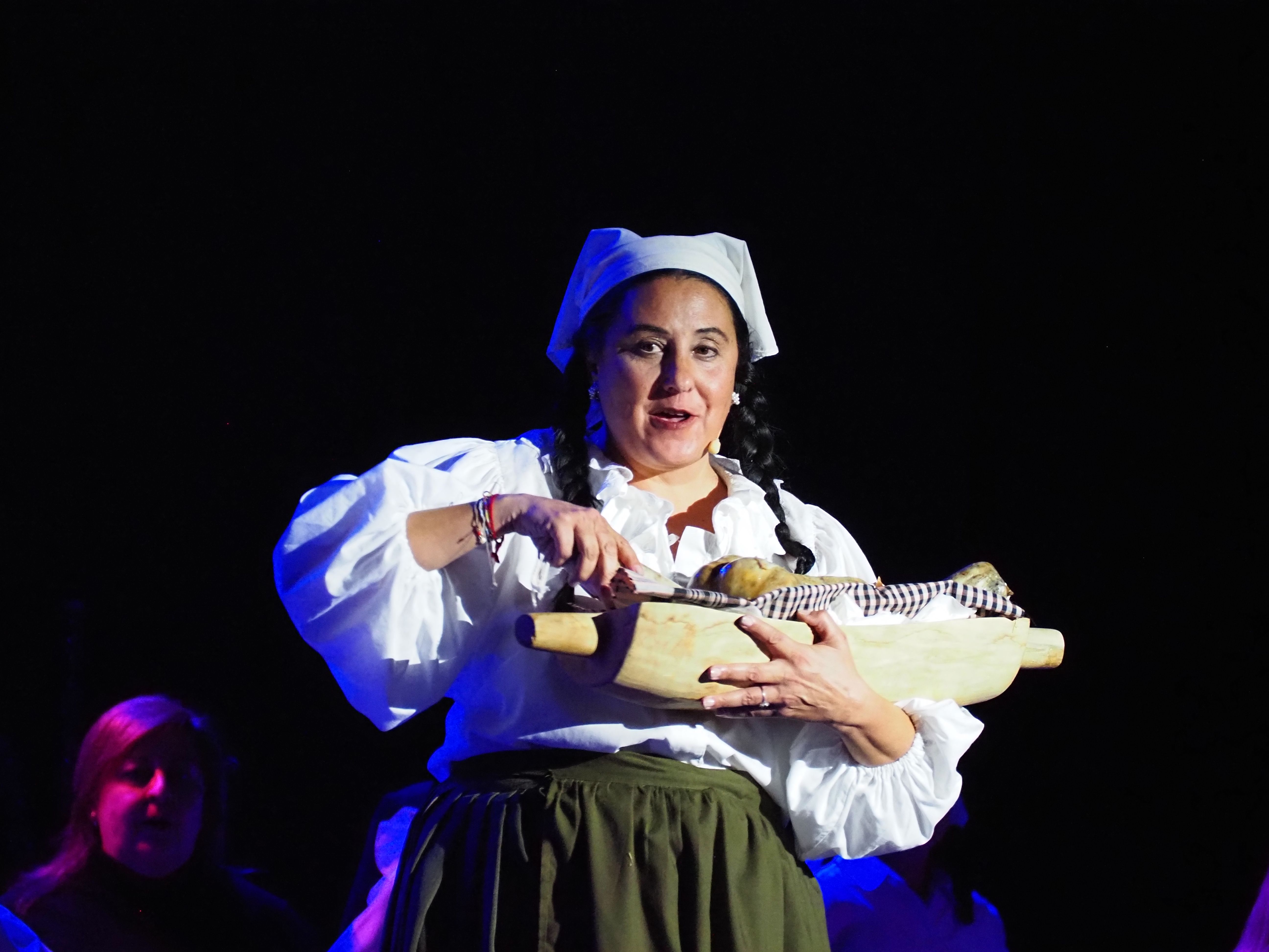 La mandonguera ofereix embotits a Josep i Maria. La mandonguera ofereix embotits a Josep i Maria.