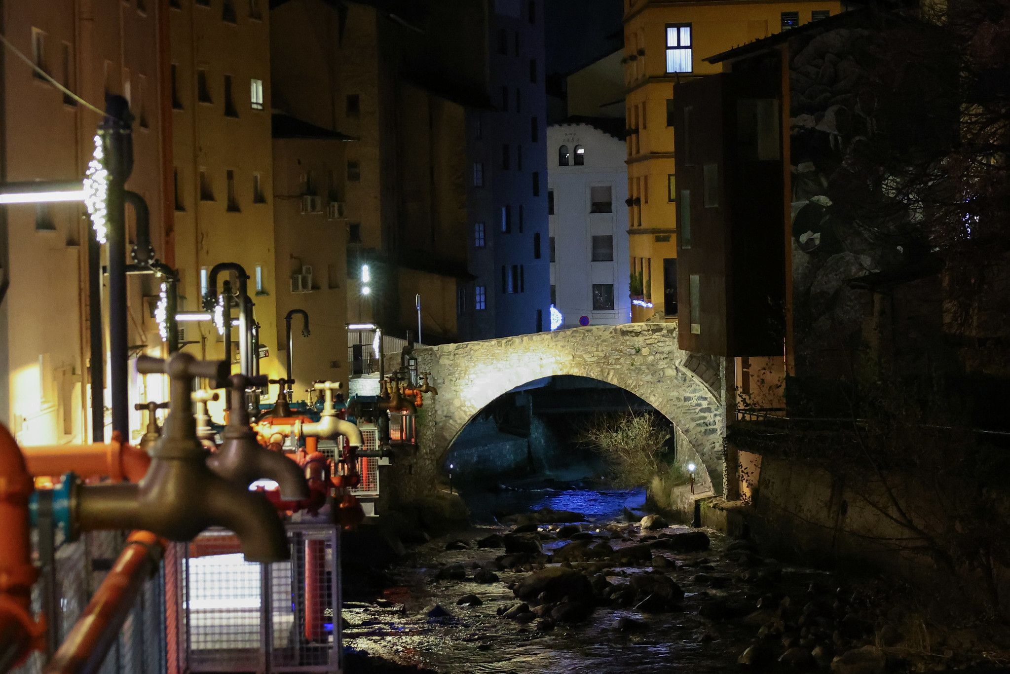 El pont d'Engordany, ja il·luminat. El pont d'Engordany, ja il·luminat.