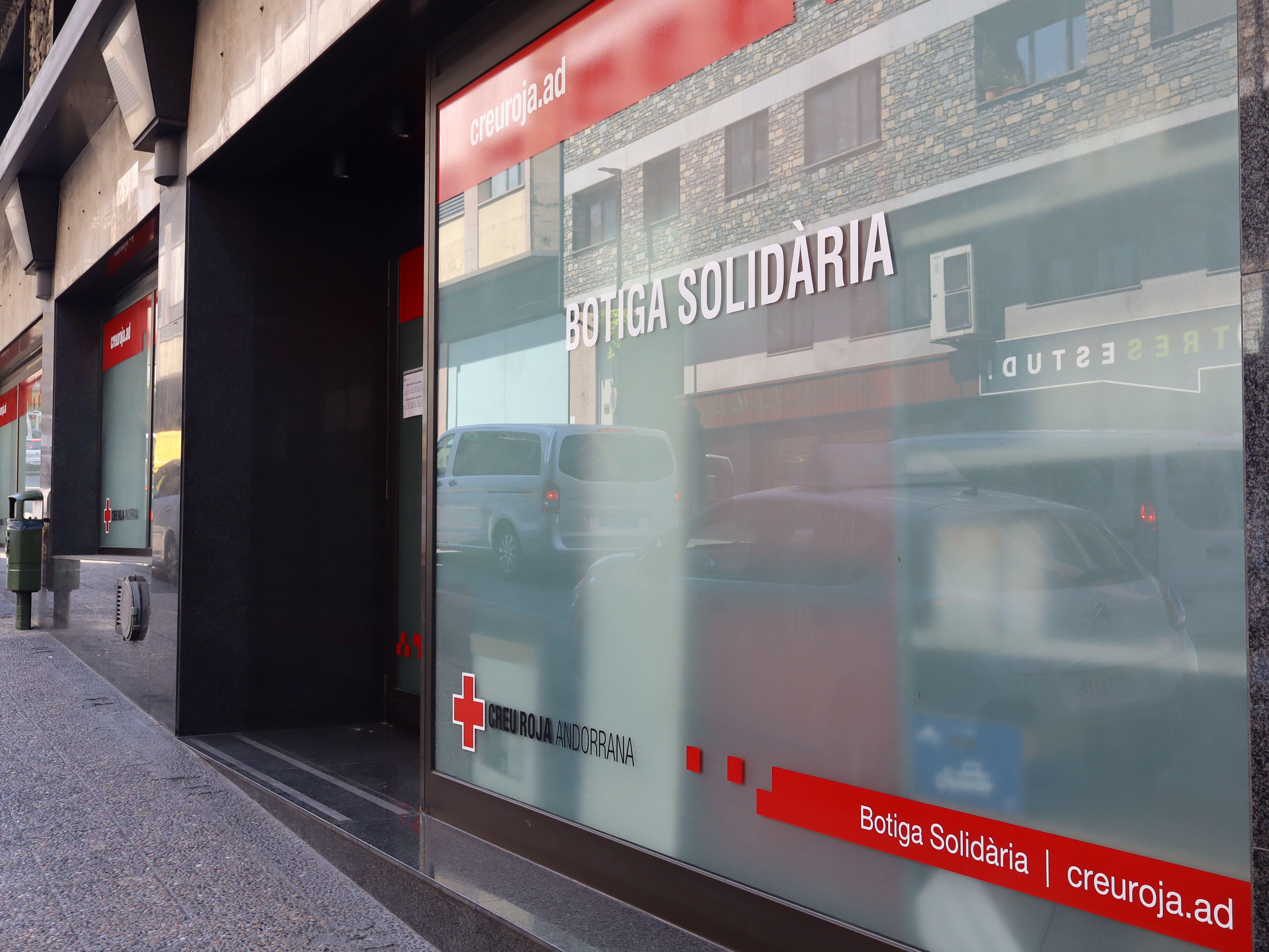 La botiga solidària de Creu Roja. La botiga solidària de Creu Roja.