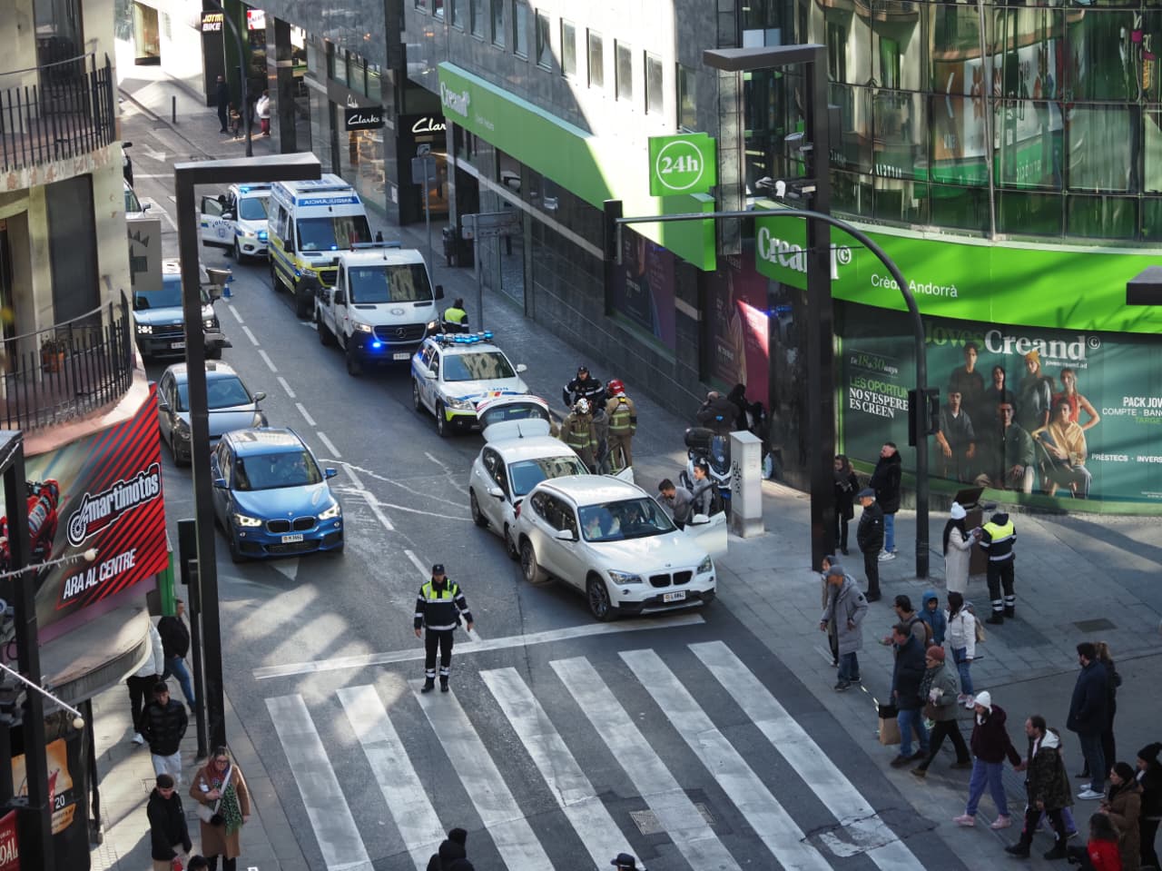 El carril esquerre del carrer Bonaventura Armengol, amb ambulàncies, policia, bombers i els dos vehicles implicats. El carril esquerre del carrer Bonaventura Armengol, amb ambulàncies, policia, bombers i els dos vehicles implicats.