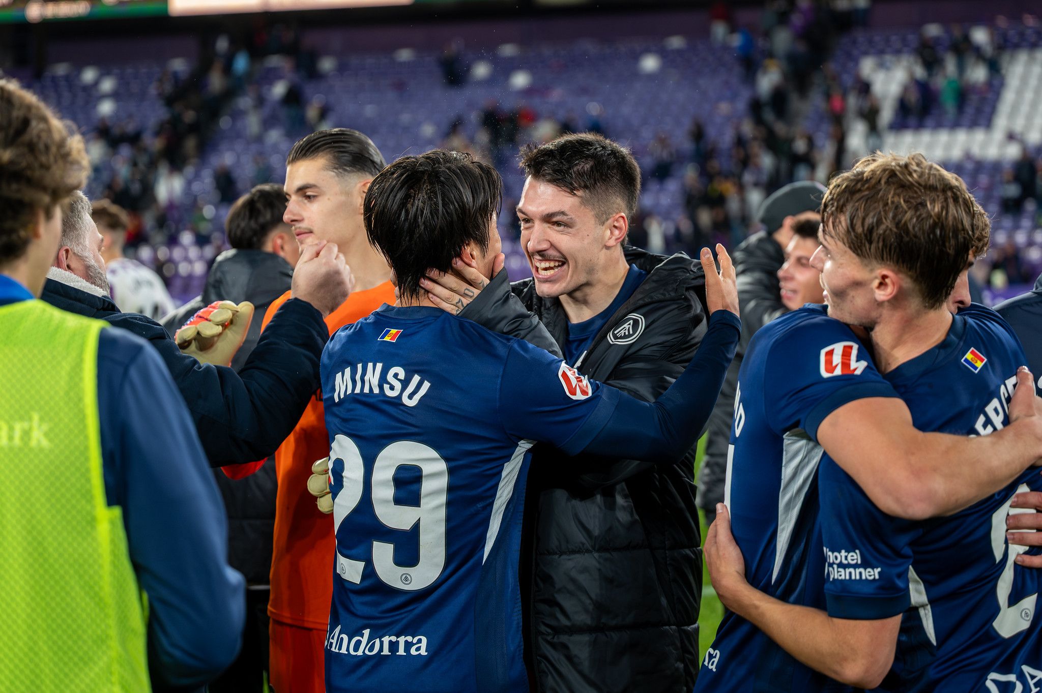 Els jugadors de l'FC Andorra, felicitant-se després del triomf aconseguit davant el Valladolid. Els jugadors de l'FC Andorra, felicitant-se després del triomf aconseguit davant el Valladolid.