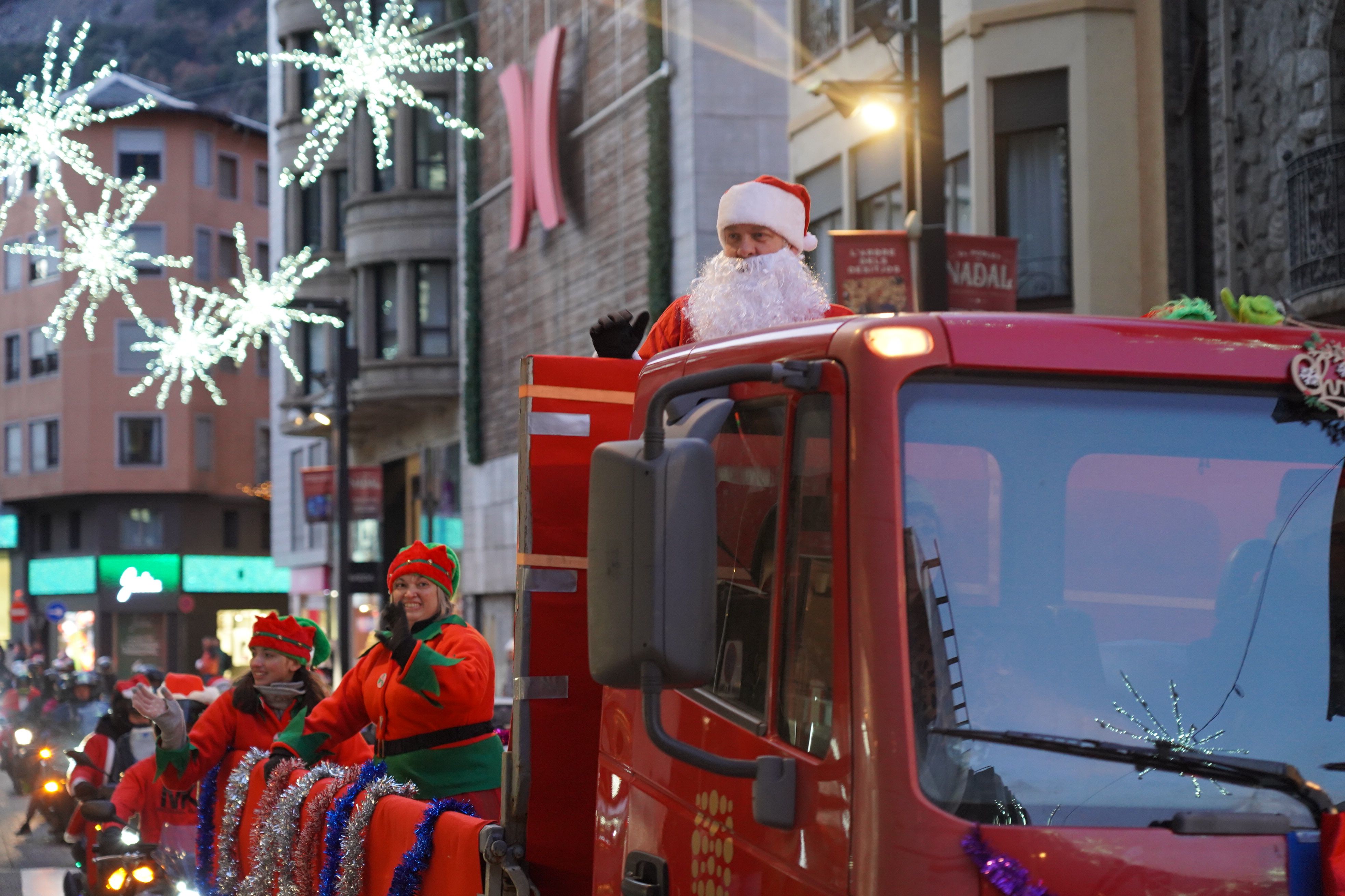 La furgoneta que precedia la marxa, amb un Pare Noel al capdavant. La furgoneta que precedia la marxa, amb un Pare Noel al capdavant.