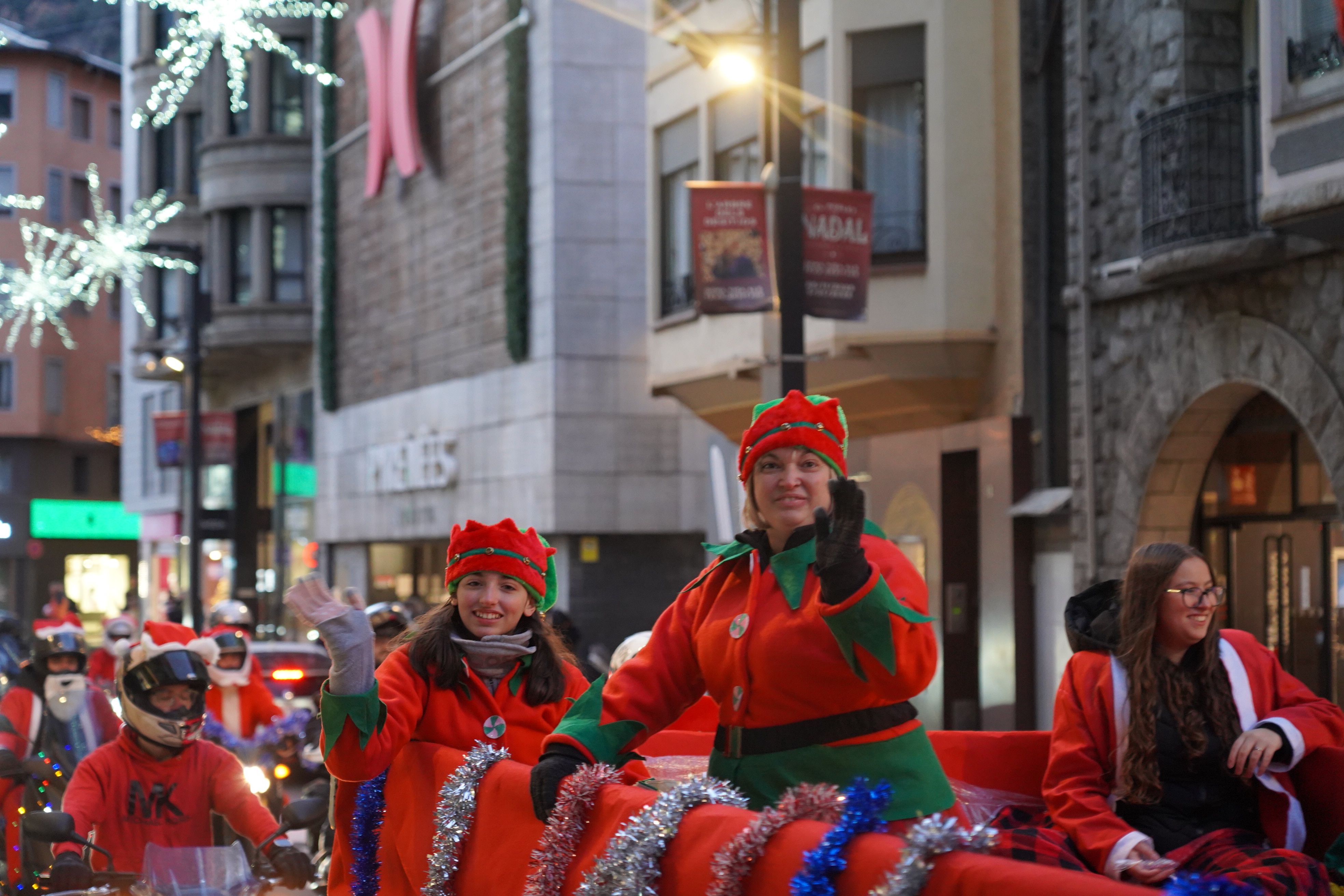 Dues dones vestides d'elf saludant a la gent. Dues dones vestides d'elf saludant a la gent.