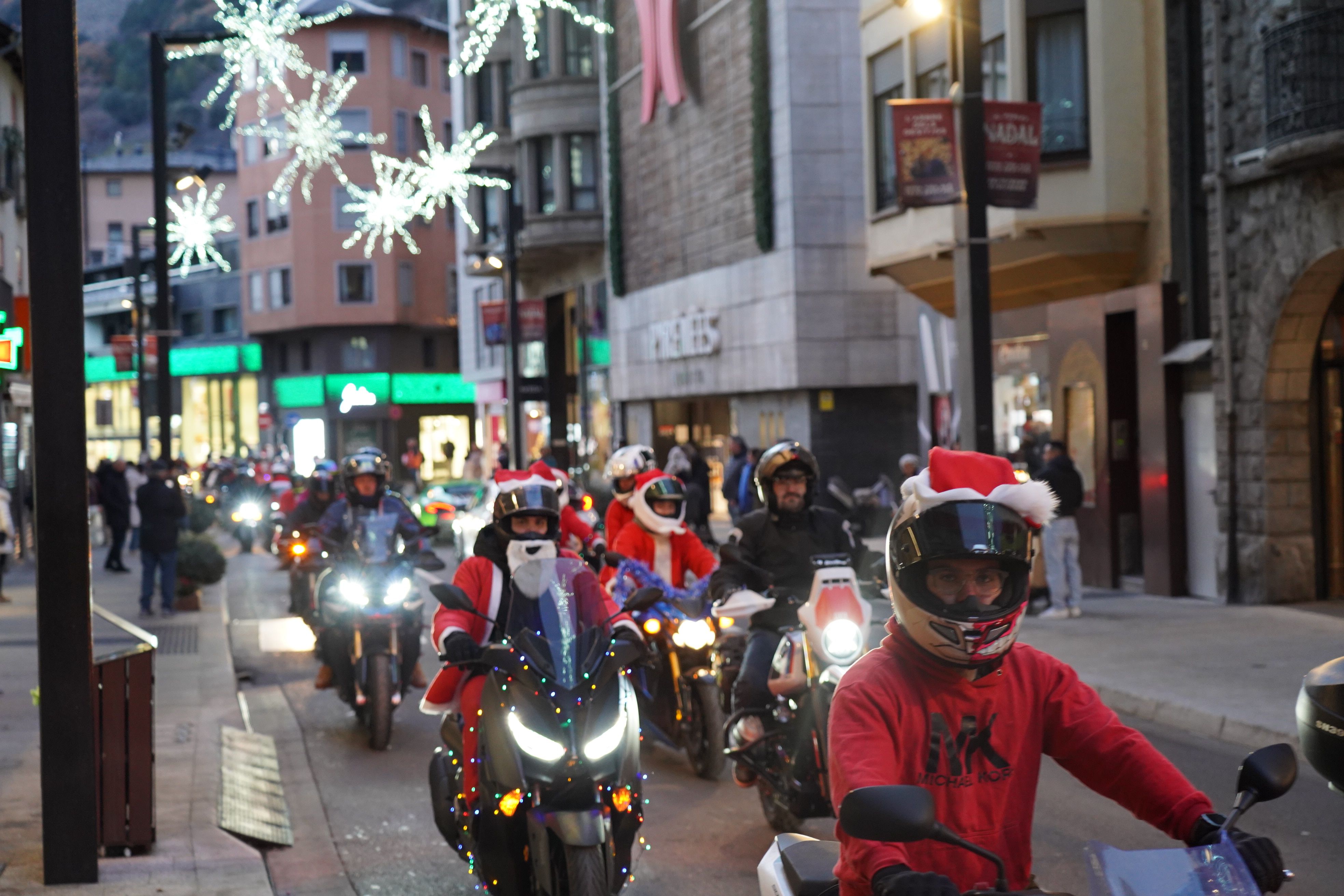 Els primers motoristes d'una llarga marxa. Els primers motoristes d'una llarga marxa.