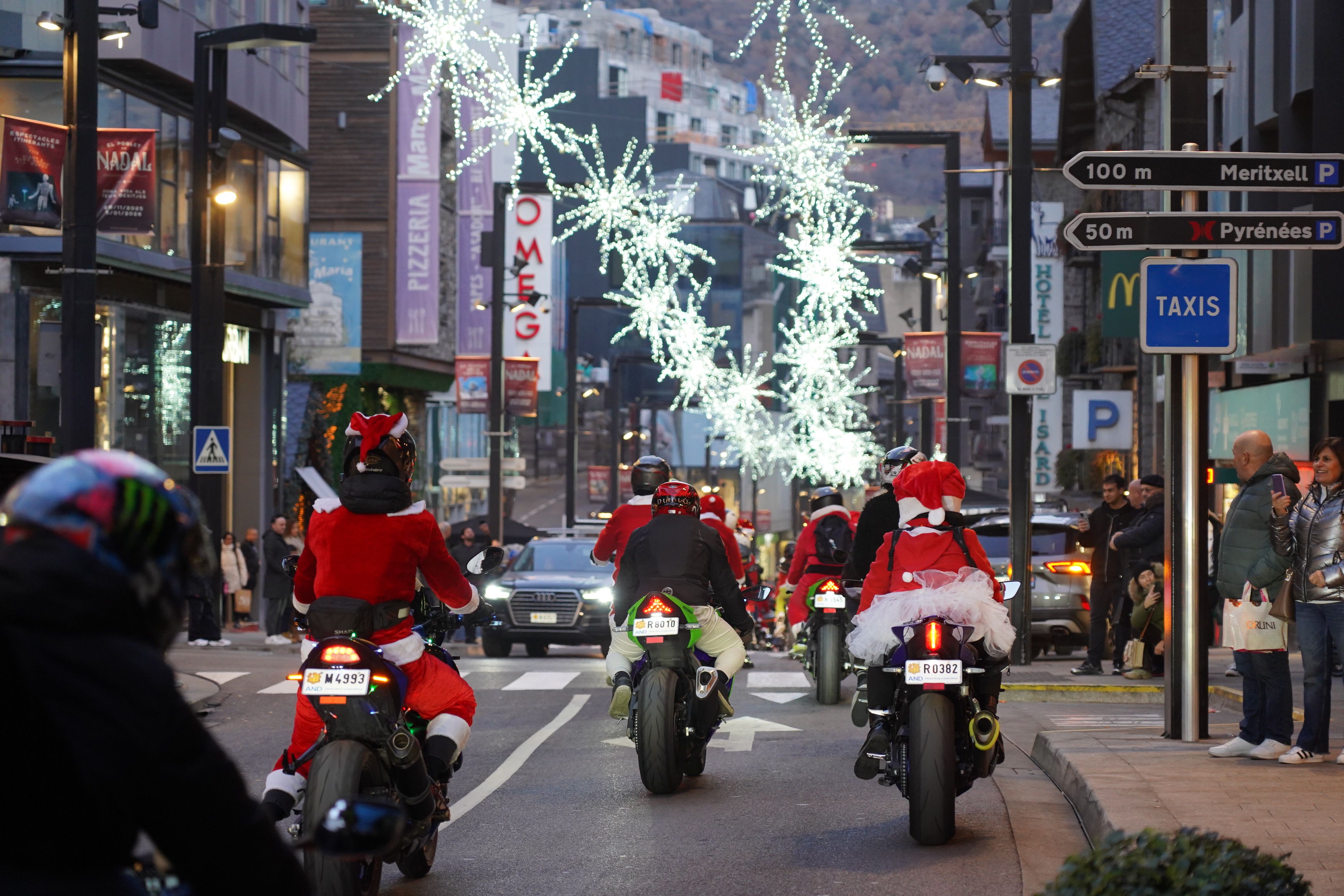 L'avinguda Meritxell, amb ambientació nadalenca. L'avinguda Meritxell, amb ambientació nadalenca.