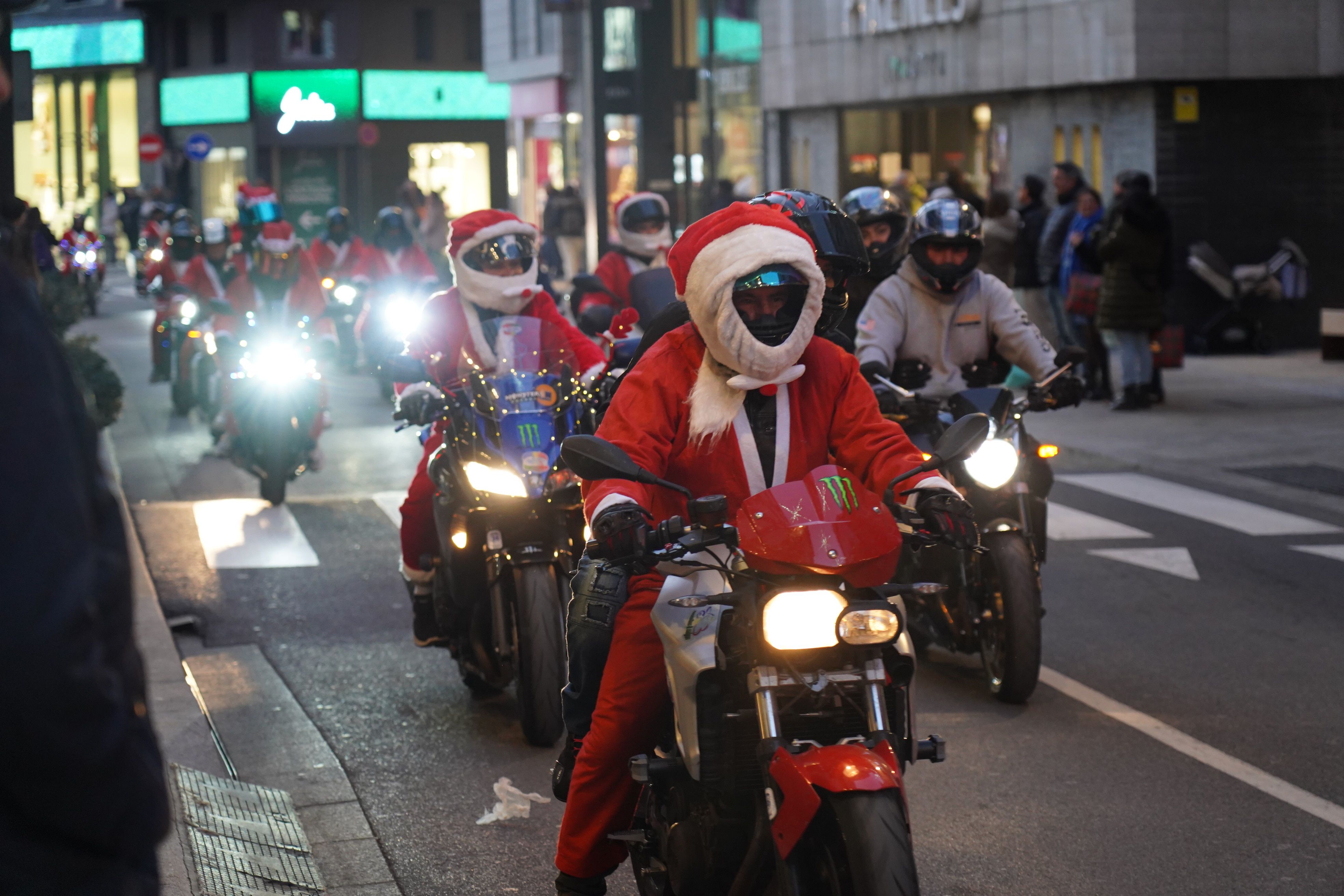 L'acumulació de vehicles ha frenat la Parenoelada al seu pas per l'avinguda Meritxell. L'acumulació de vehicles ha frenat la Parenoelada al seu pas per l'avinguda Meritxell.