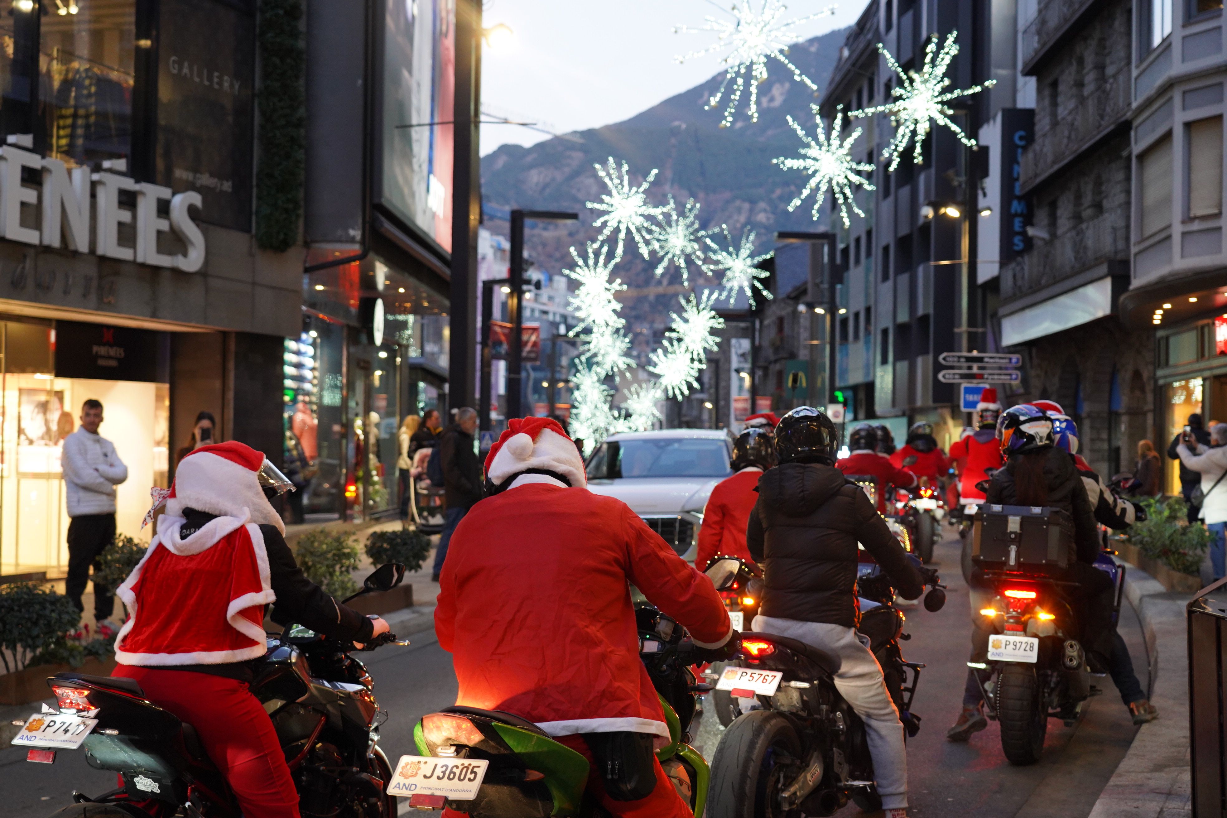 Els motoristes han hagut de gestionar també el trànsit. Els motoristes han hagut de gestionar també el trànsit.