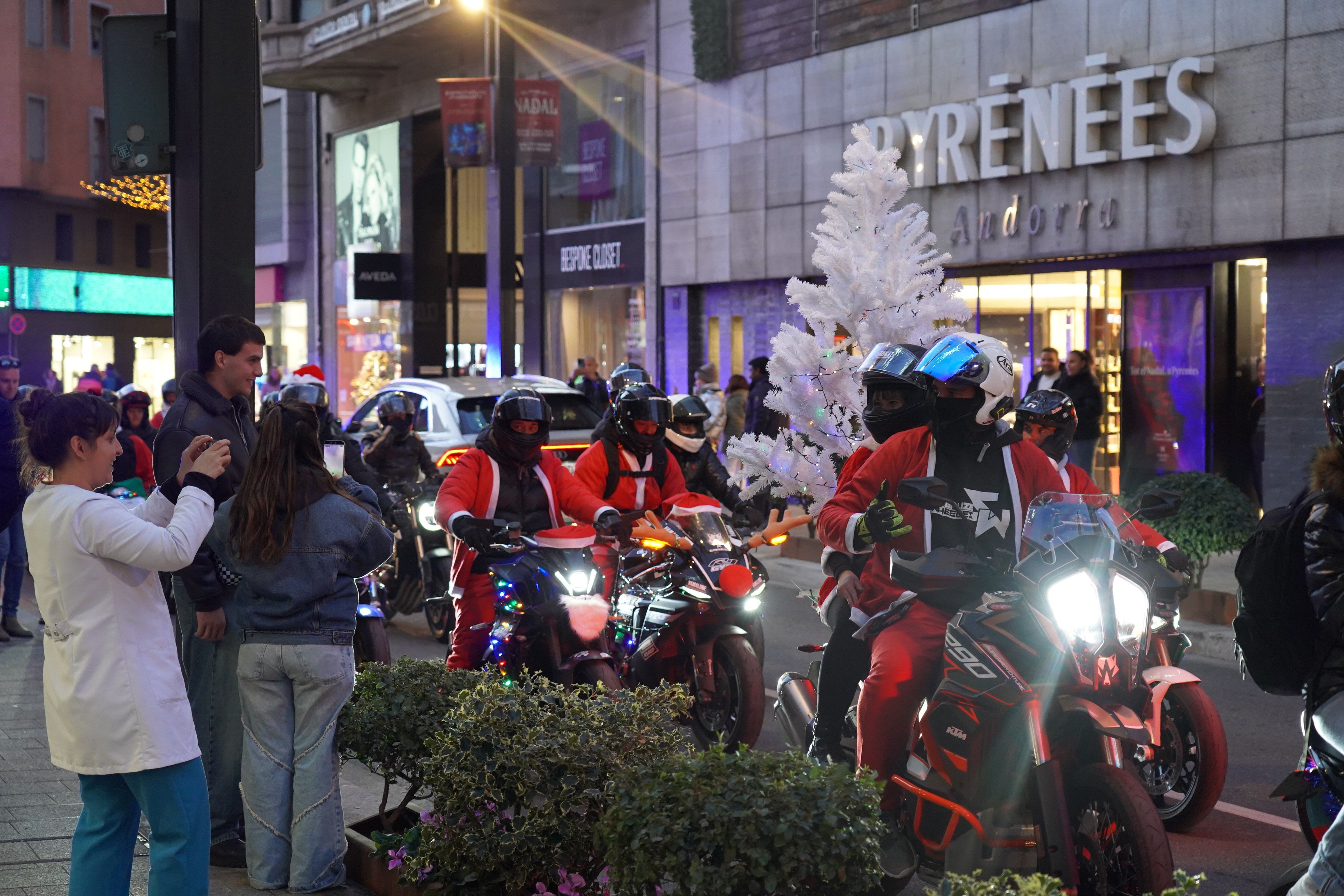 Una de les parelles, fent-se un selfie davant el centre comercial. Una de les parelles, fent-se un selfie davant el centre comercial.