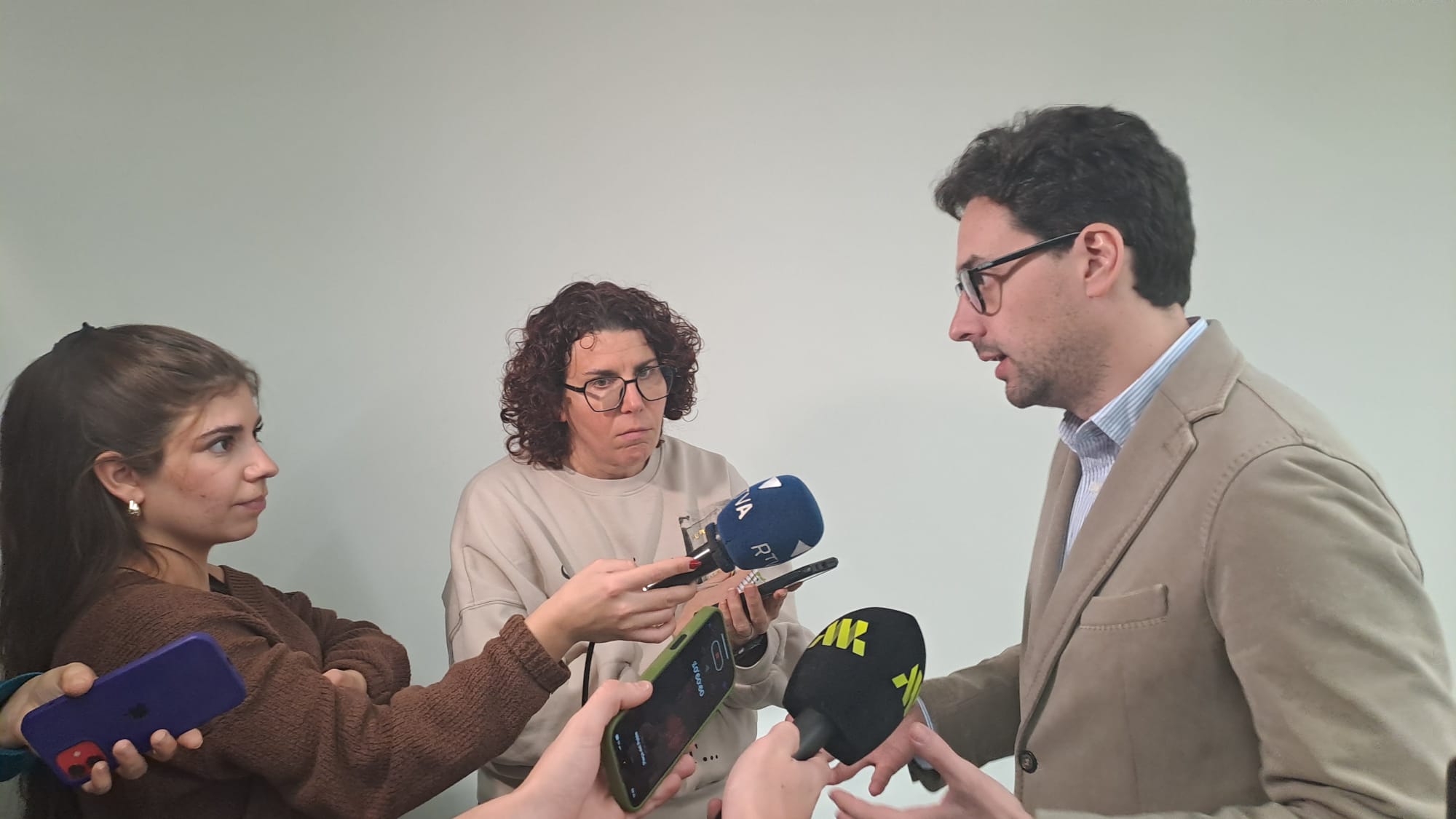 Guillem Casal, donant explicacions als periodistes. Guillem Casal, donant explicacions als periodistes.